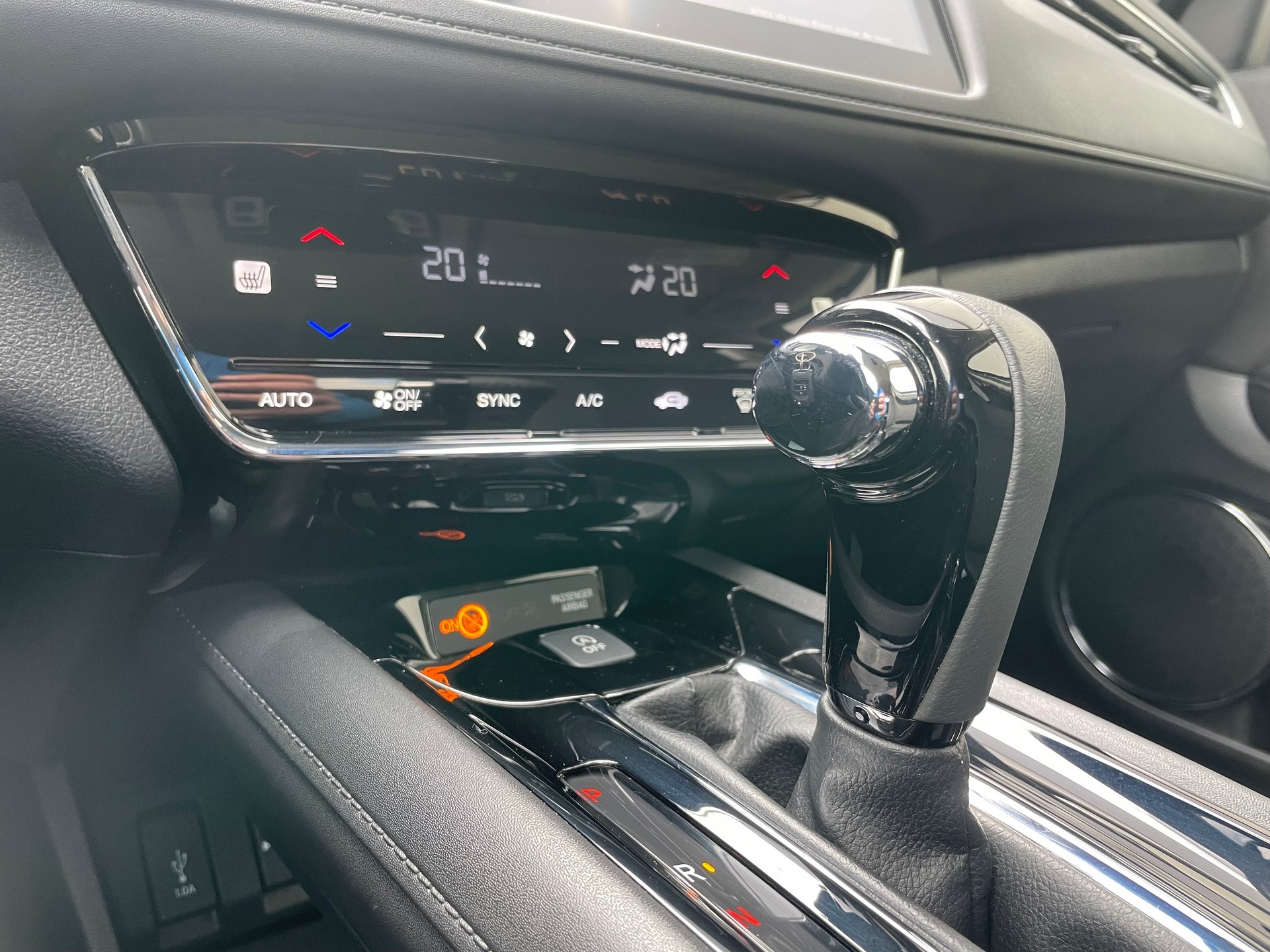 HONDA HR-V 1.5i-VTEC Executive CVT (3)-image-13