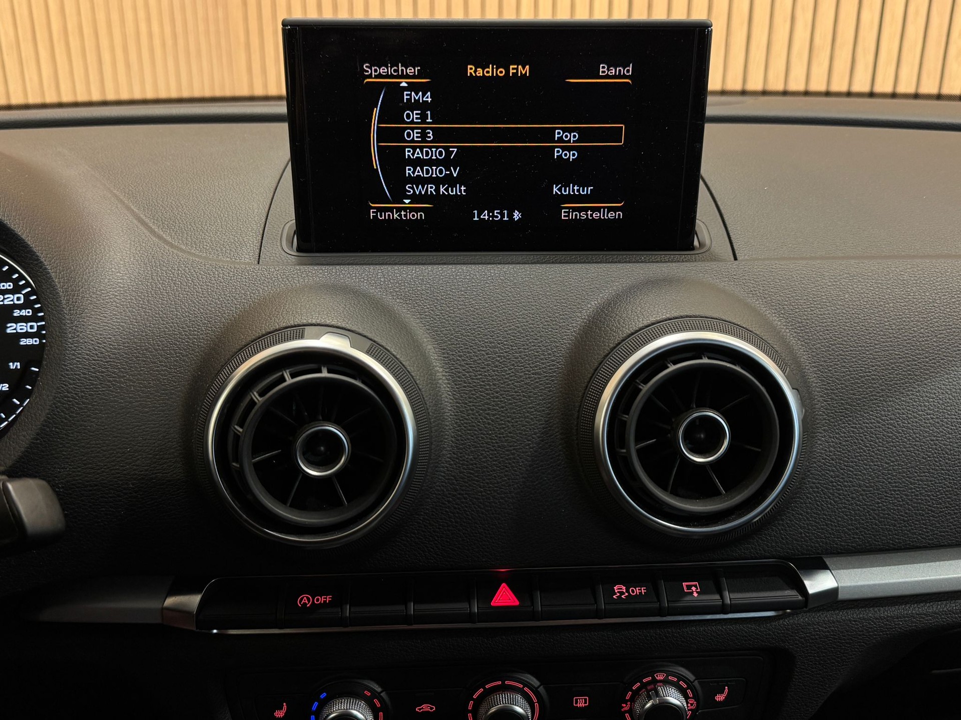 AUDI A3 Sportback 1.2 TFSI Attraction-image-9