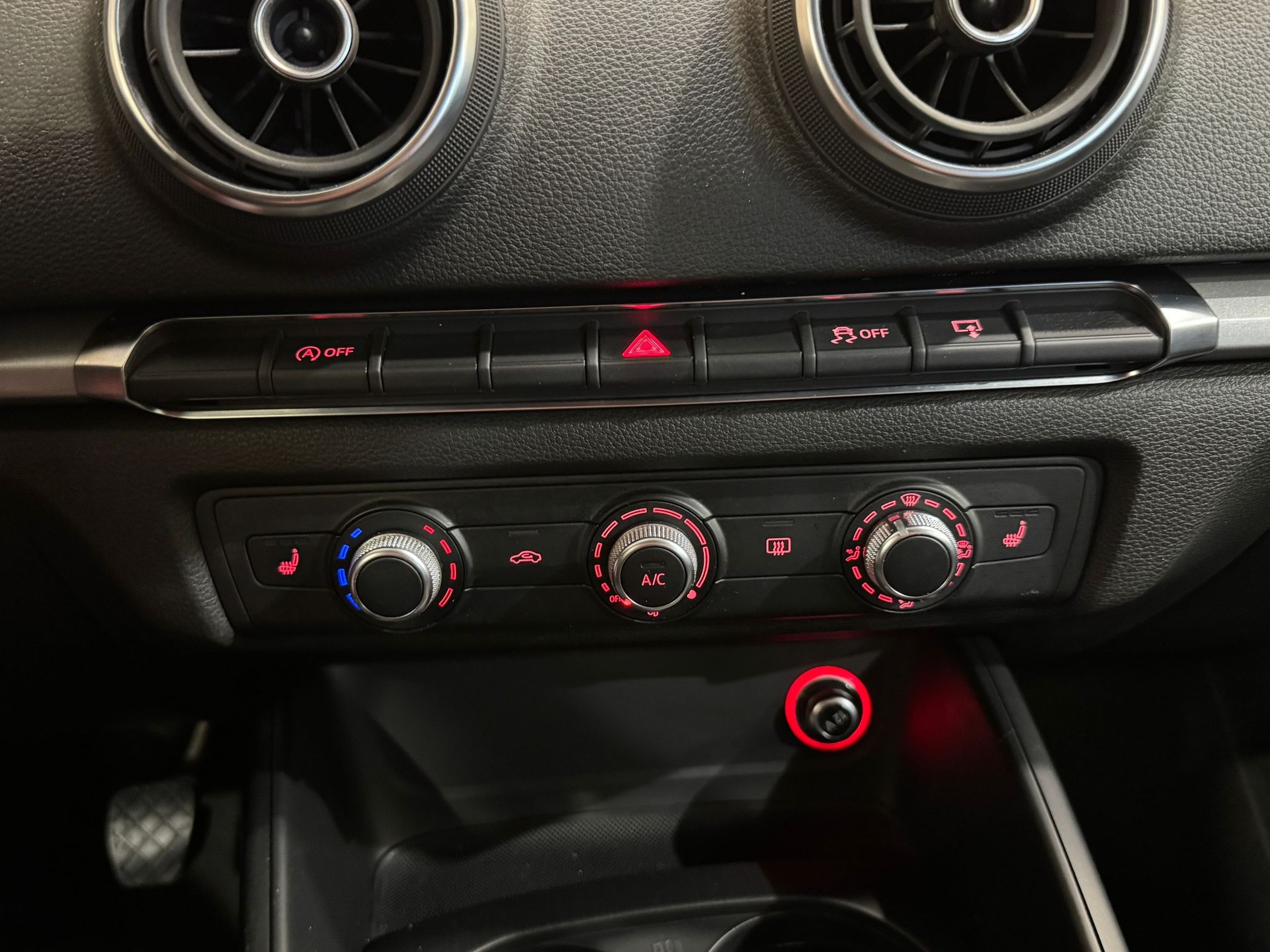 AUDI A3 Sportback 1.2 TFSI Attraction-image-11
