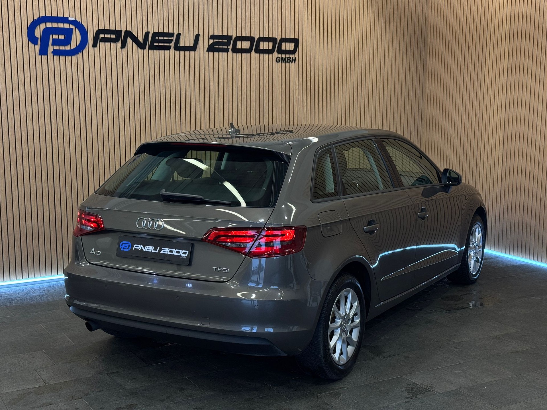 AUDI A3 Sportback 1.2 TFSI Attraction-image-2