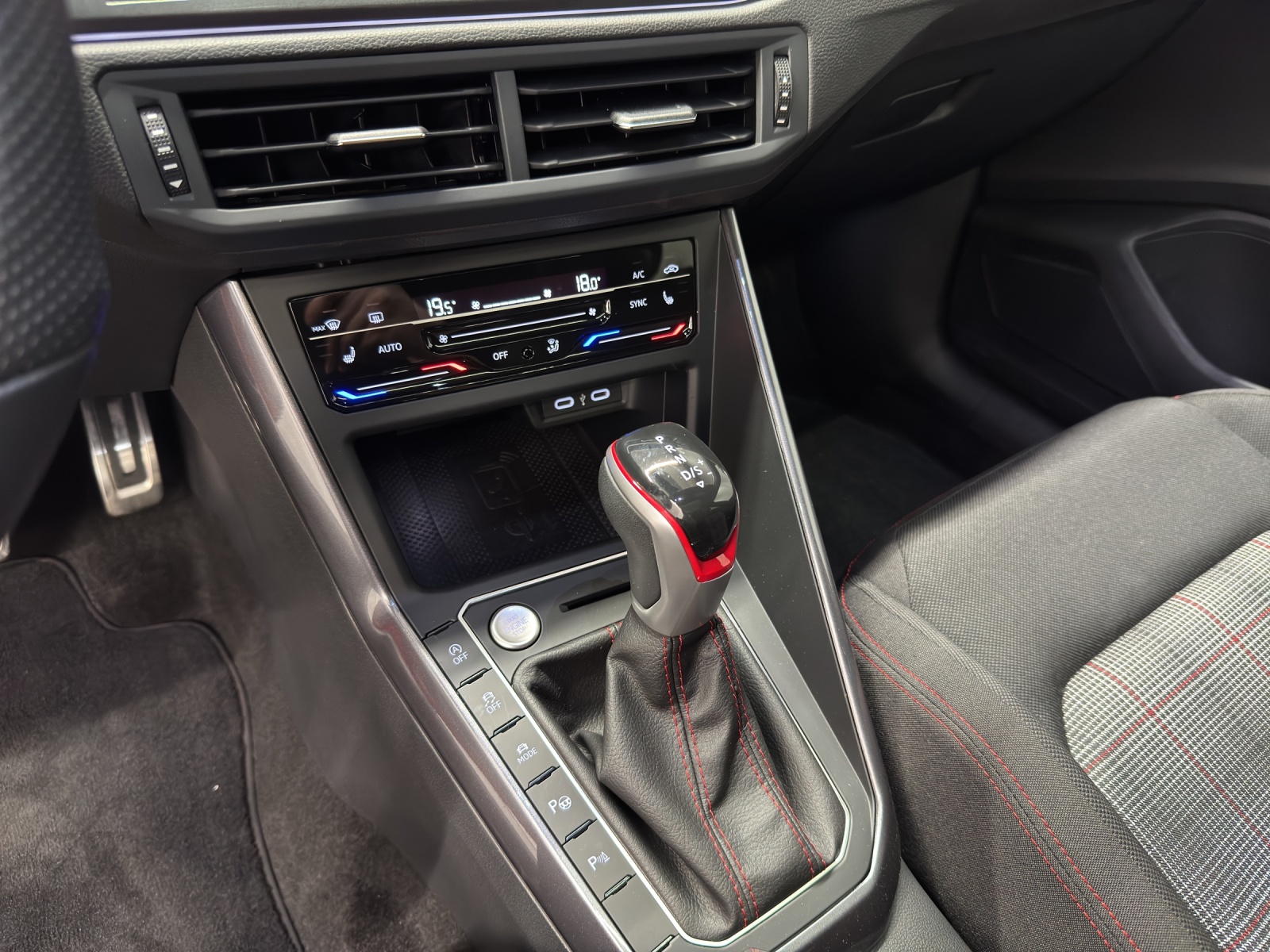 VW Polo 2.0 TSI GTI DSG-image-15