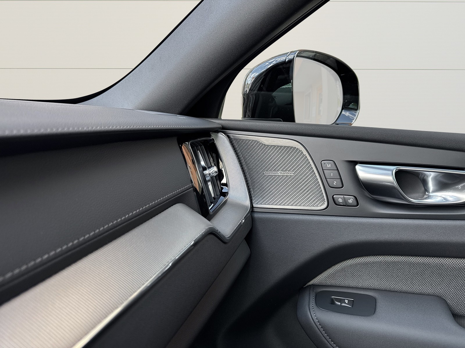 VOLVO XC60 2.0 T6 TE Black Edition eAWD-image-16