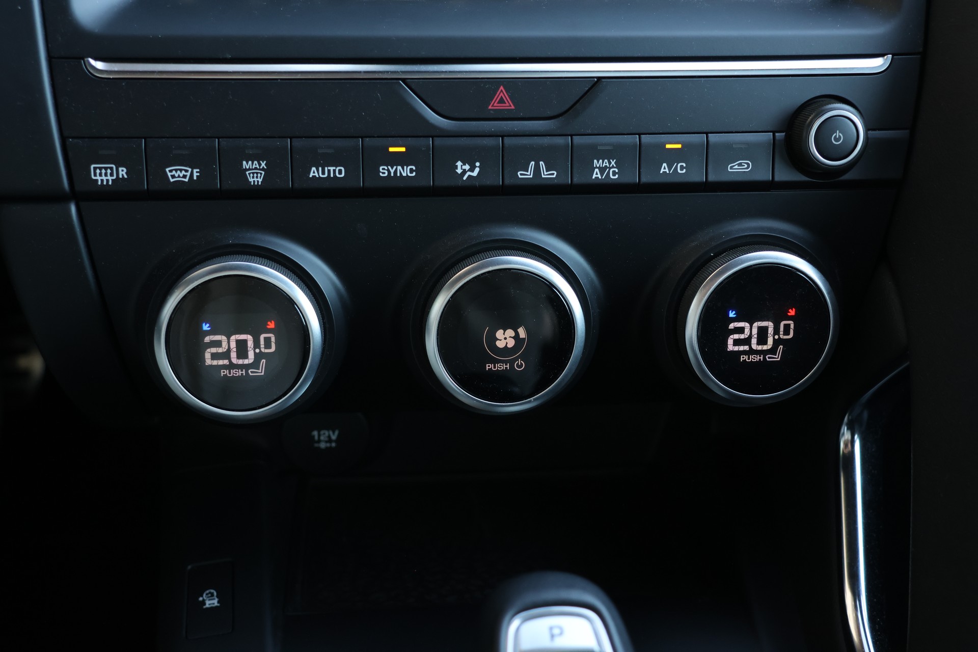 JAGUAR E-Pace 2.0d D180 R-Dynamic SE AWD Automatik-image-22