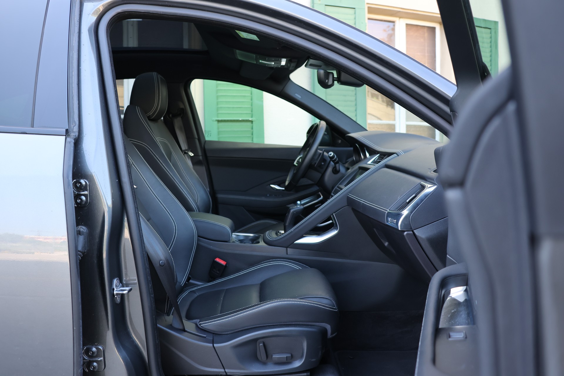 JAGUAR E-Pace 2.0d D180 R-Dynamic SE AWD Automatik-image-9