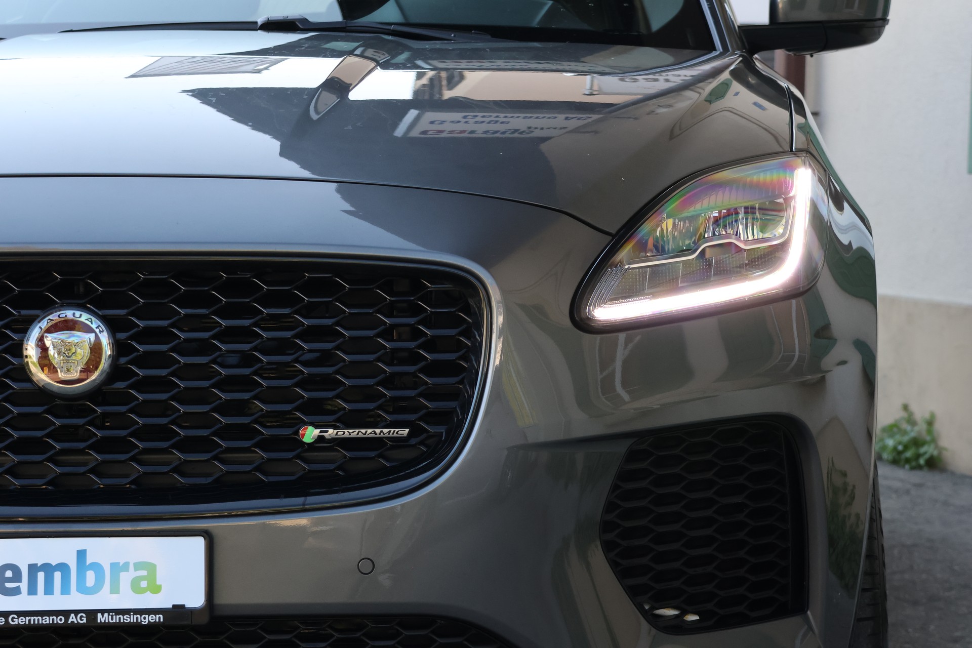 JAGUAR E-Pace 2.0d D180 R-Dynamic SE AWD Automatik-image-2