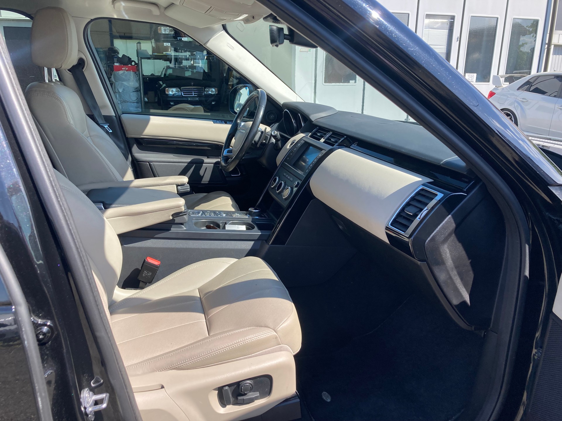 LAND ROVER Discovery 3.0 TD6 SE Automatic-image-9