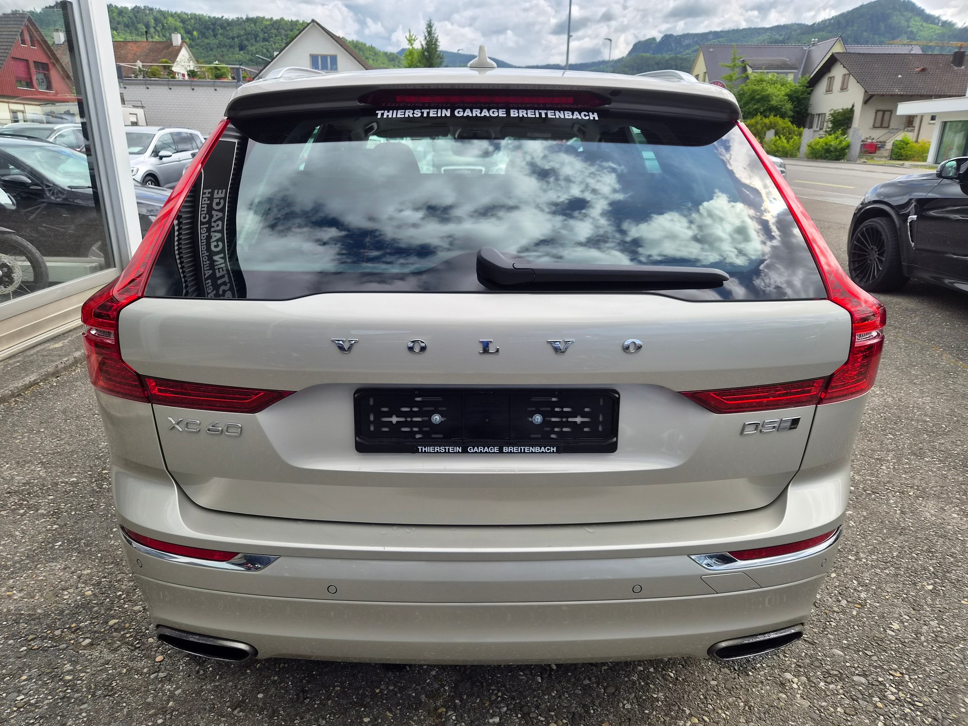 VOLVO XC60 D5 AWD Inscription Geartronic-image-4