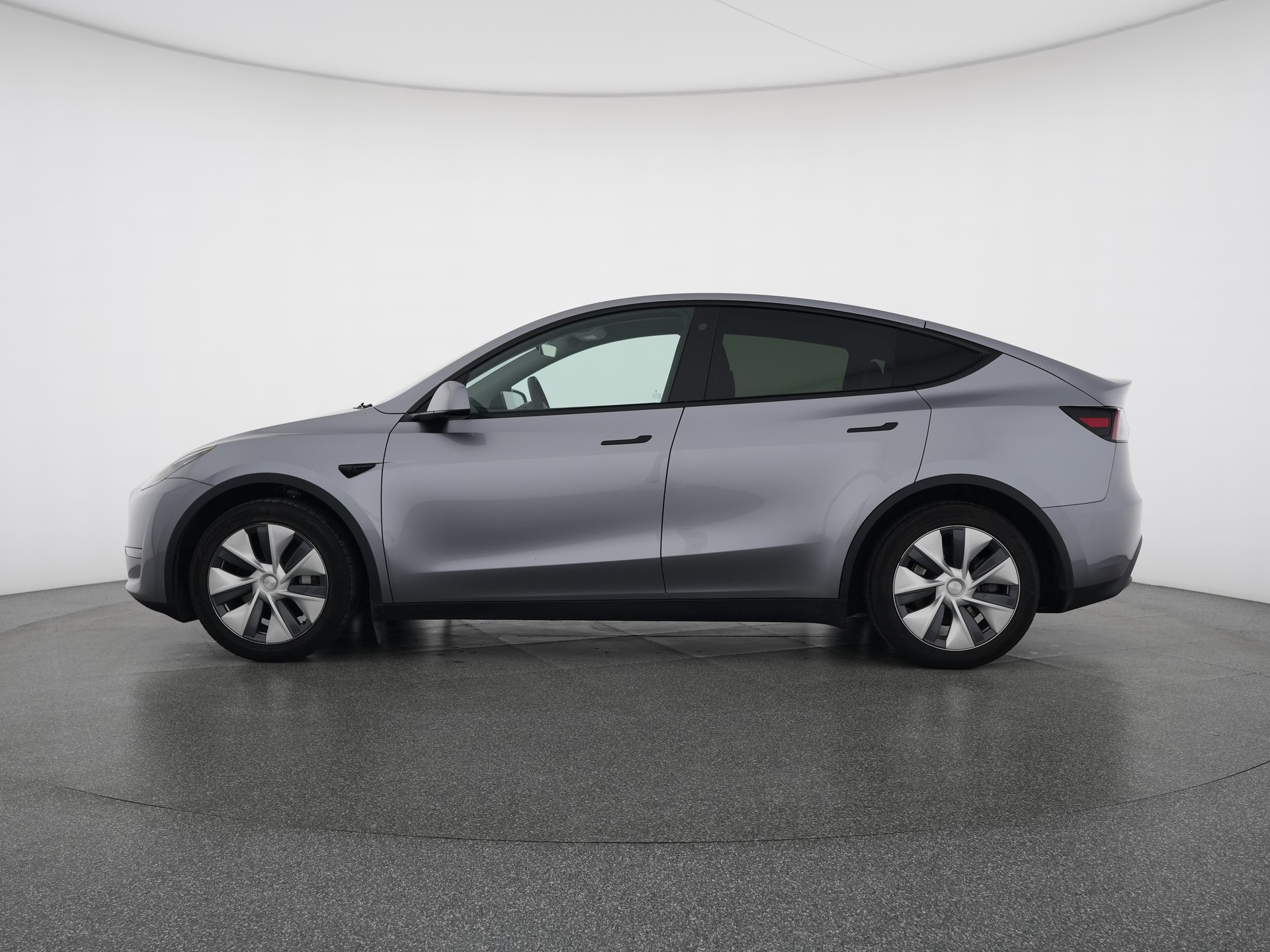TESLA Model Y Long Range All-Wheel Drive-image-1