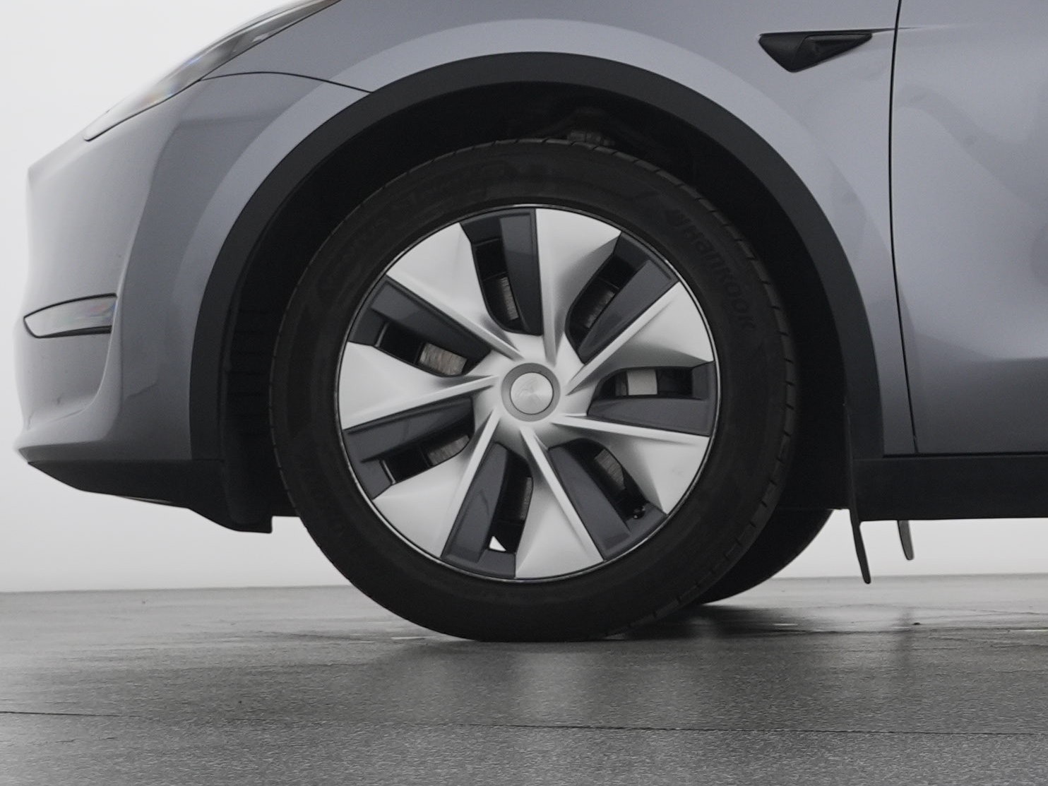 TESLA Model Y Long Range All-Wheel Drive-image-2