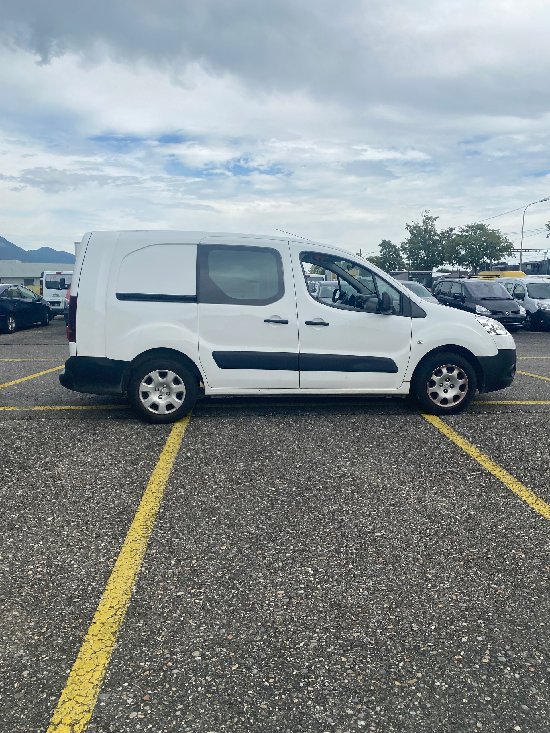PEUGEOT Partner 1.6 e-HDI Urban Pack-image-9