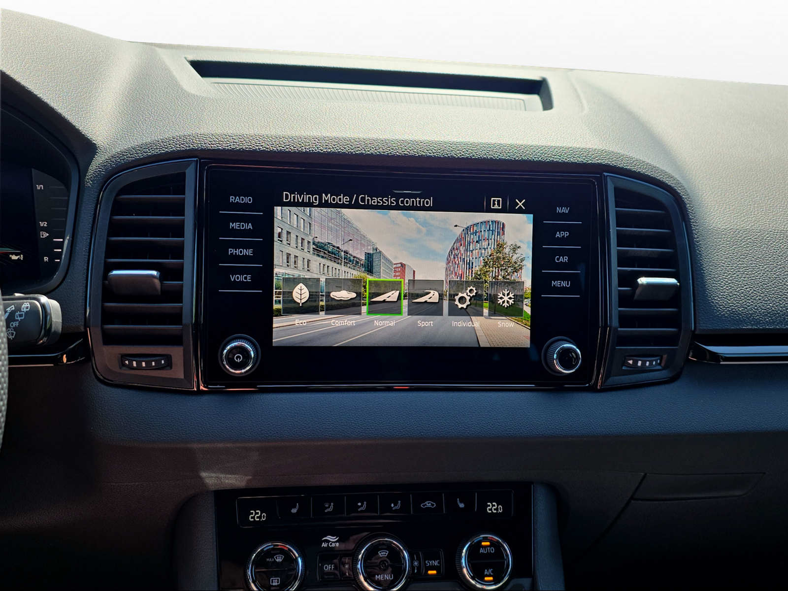 SKODA Karoq 2.0 TSI SportLine 4x4 DSG-image-8