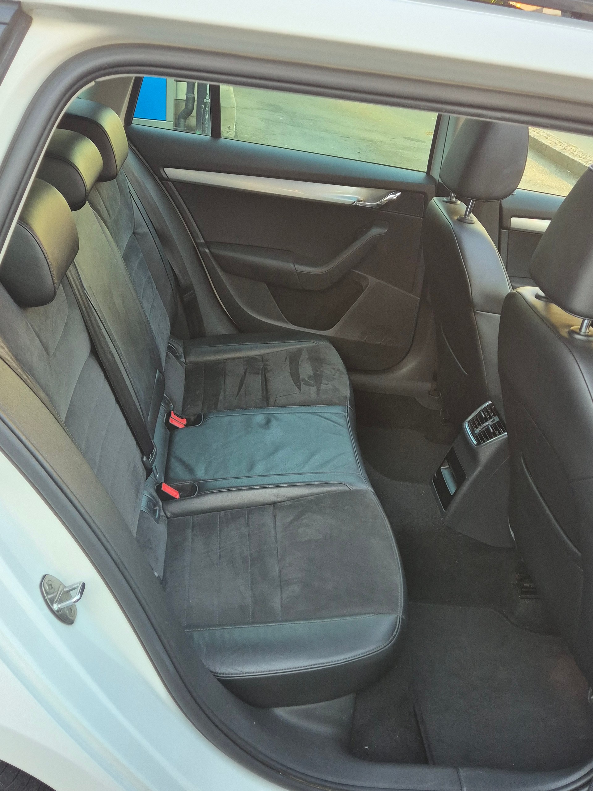 SKODA Octavia Combi 1.8 TSI L&K DSG-image-11