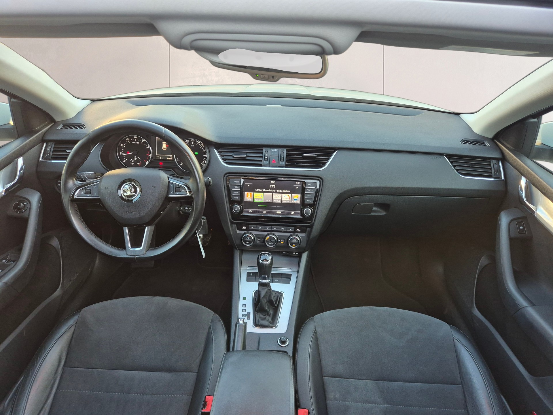 SKODA Octavia Combi 1.8 TSI L&K DSG-image-11