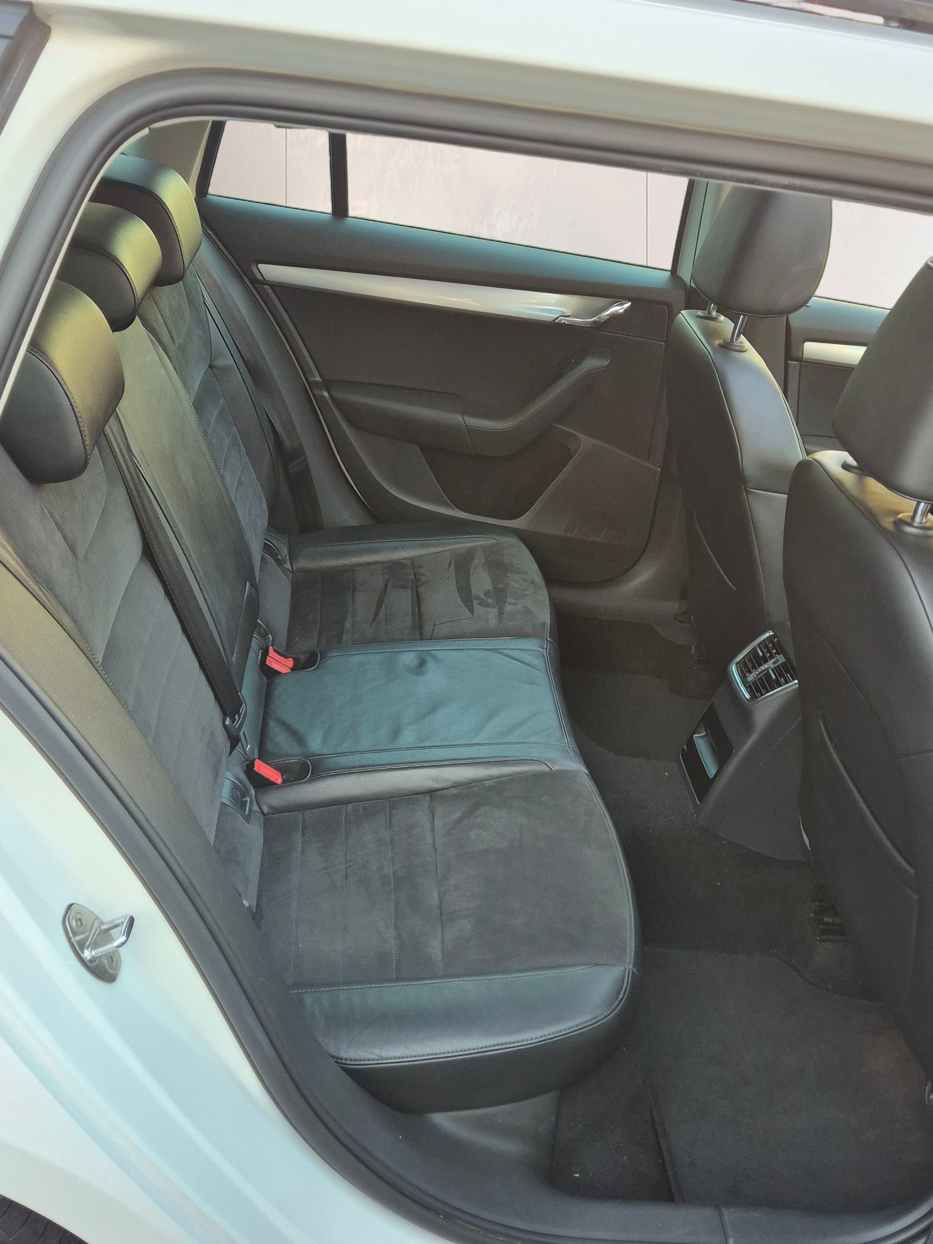 SKODA Octavia Combi 1.8 TSI L&K DSG-image-10