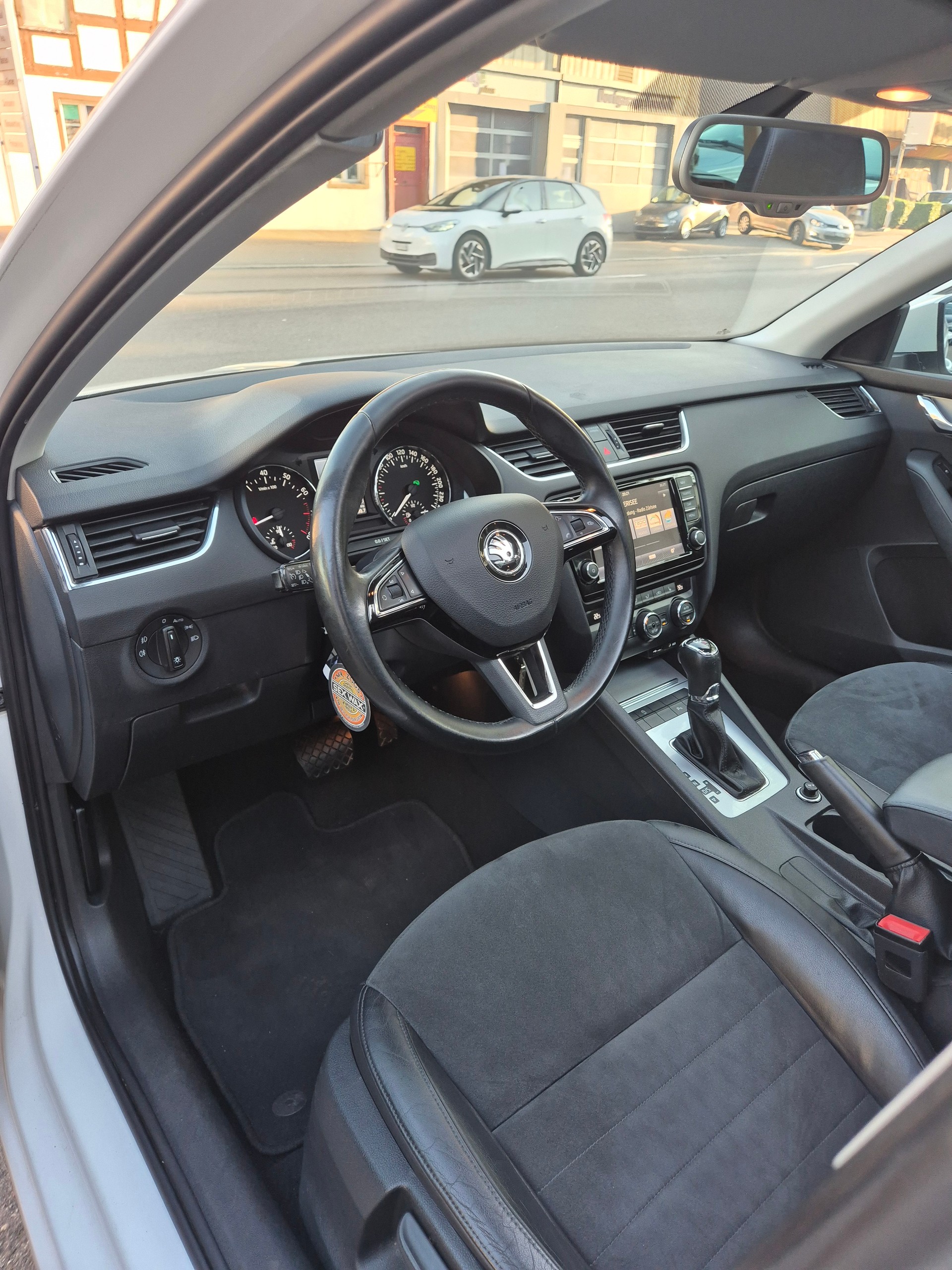 SKODA Octavia Combi 1.8 TSI L&K DSG-image-8