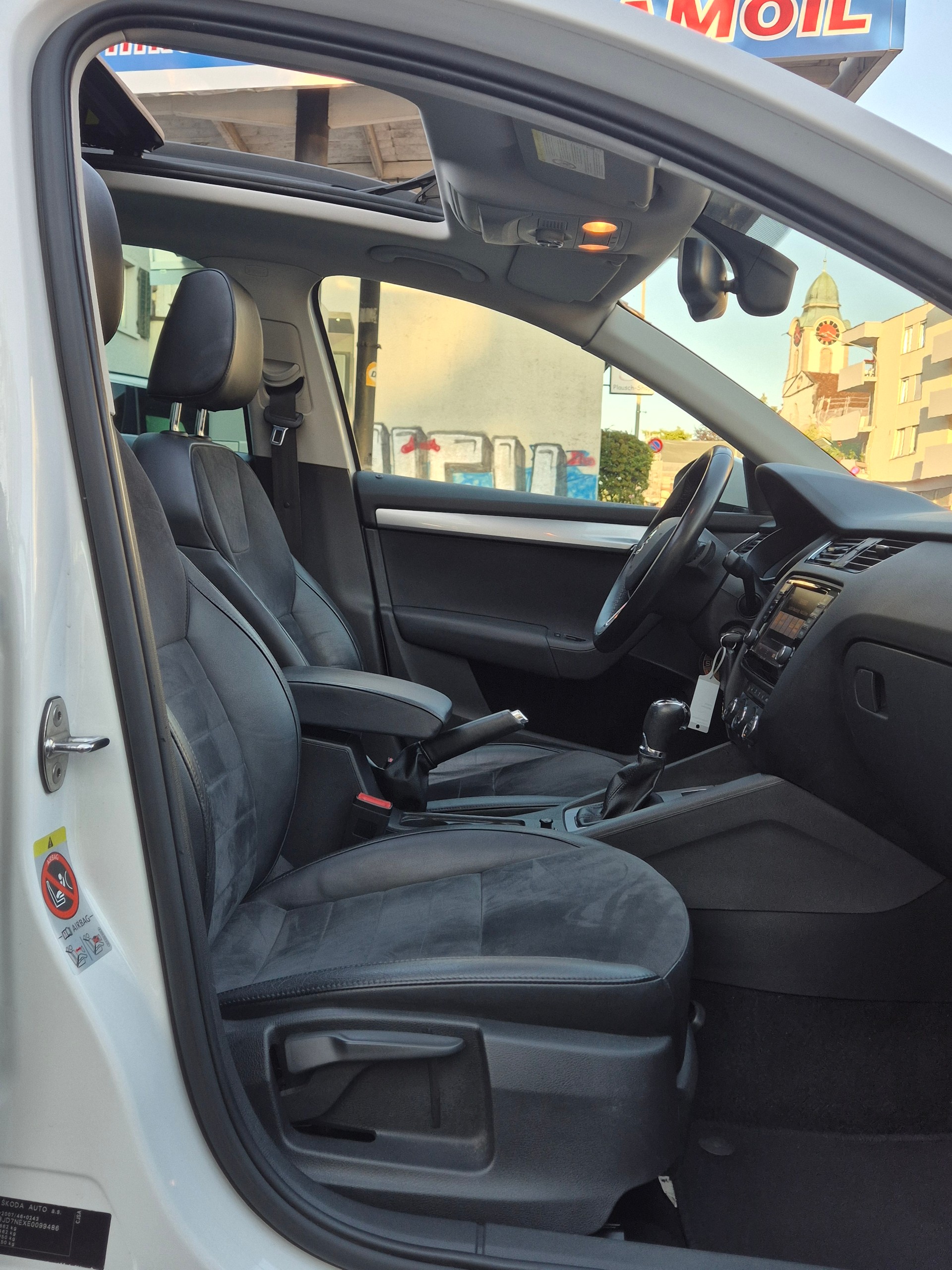 SKODA Octavia Combi 1.8 TSI L&K DSG-image-9