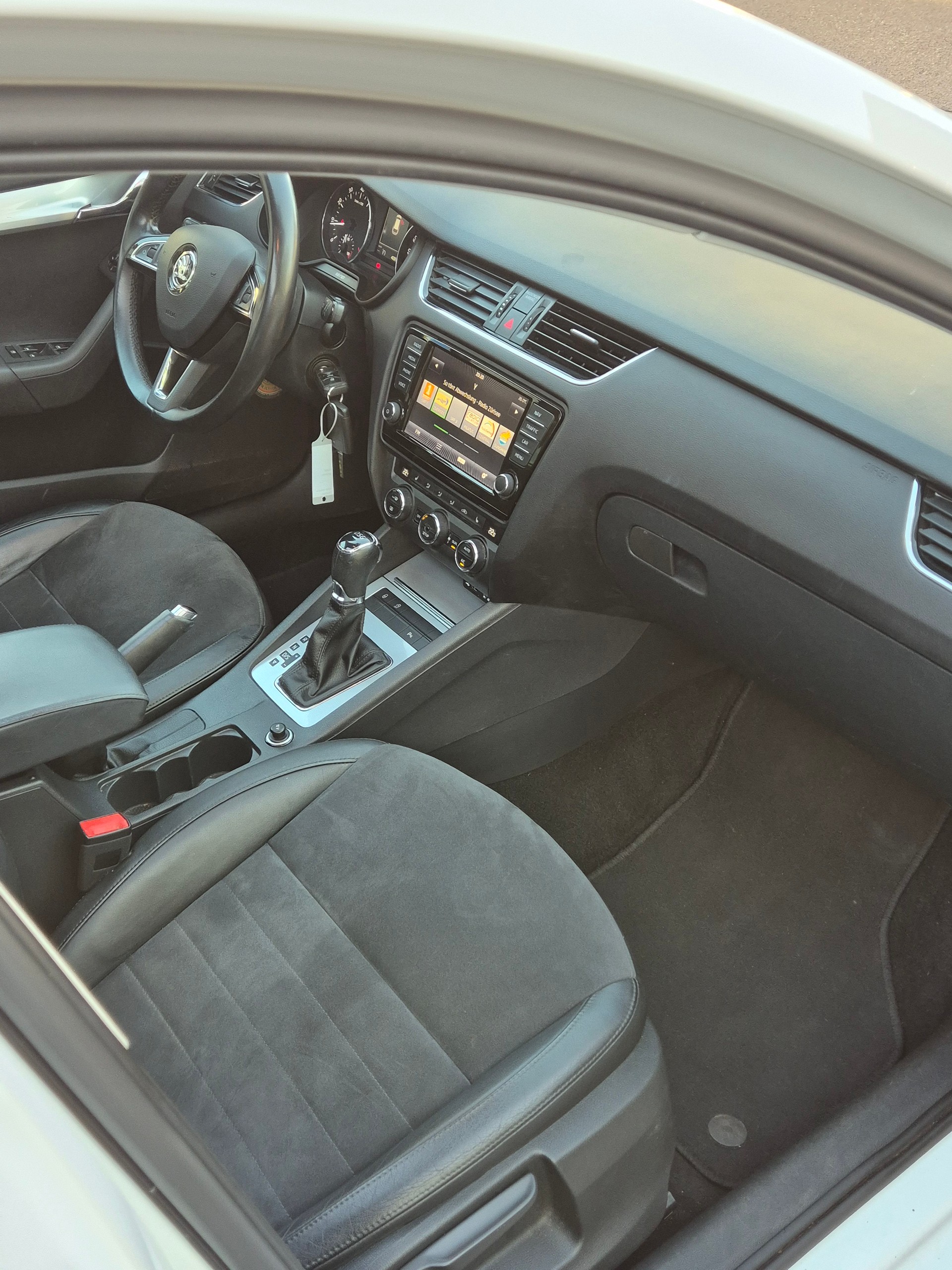 SKODA Octavia Combi 1.8 TSI L&K DSG-image-10