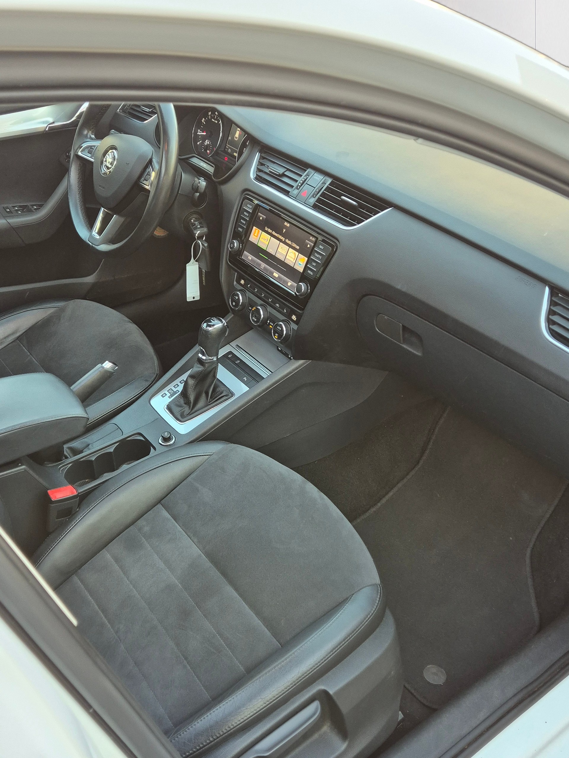 SKODA Octavia Combi 1.8 TSI L&K DSG-image-9