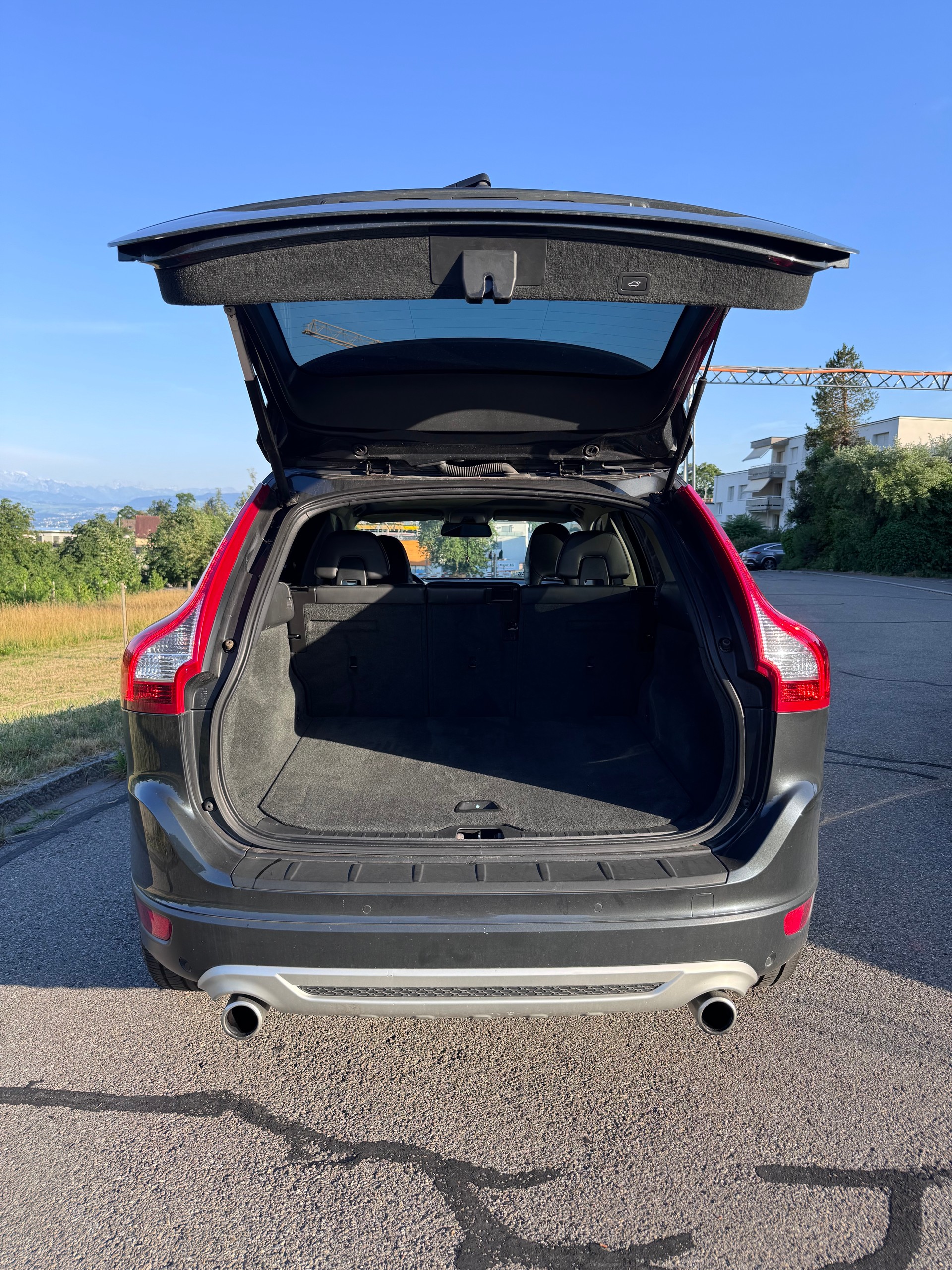 VOLVO D5 AWD R-Design-image-2