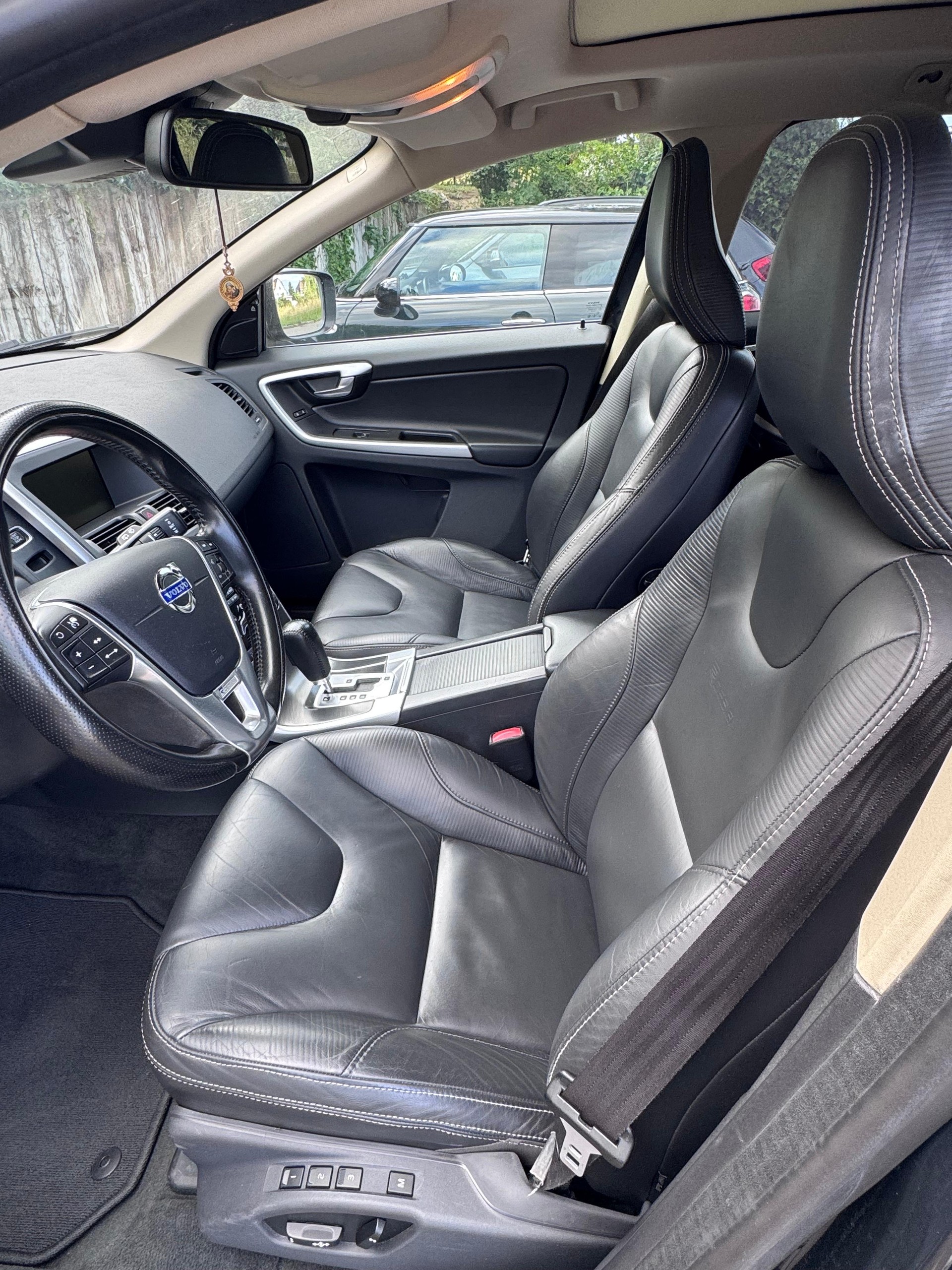 VOLVO D5 AWD R-Design-image-3