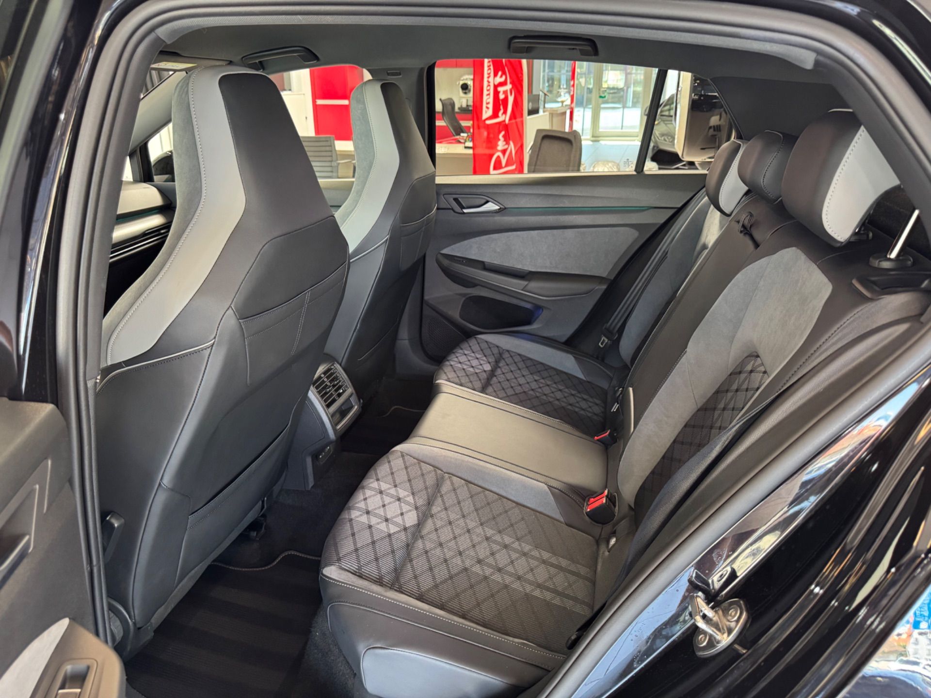 VW Golf 2.0 TSI R-Line DSG-image-21