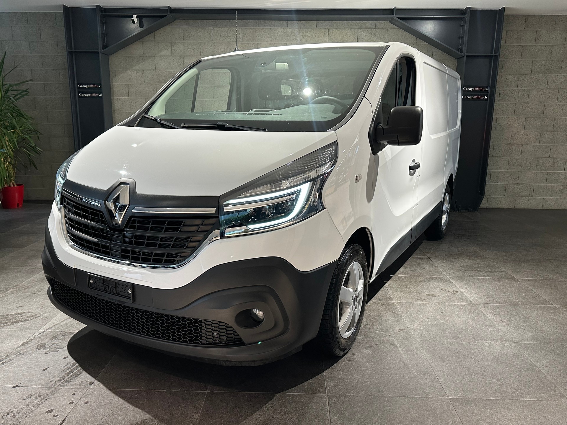 RENAULT Trafic dCi120 2.0 Business L1H1-image-1