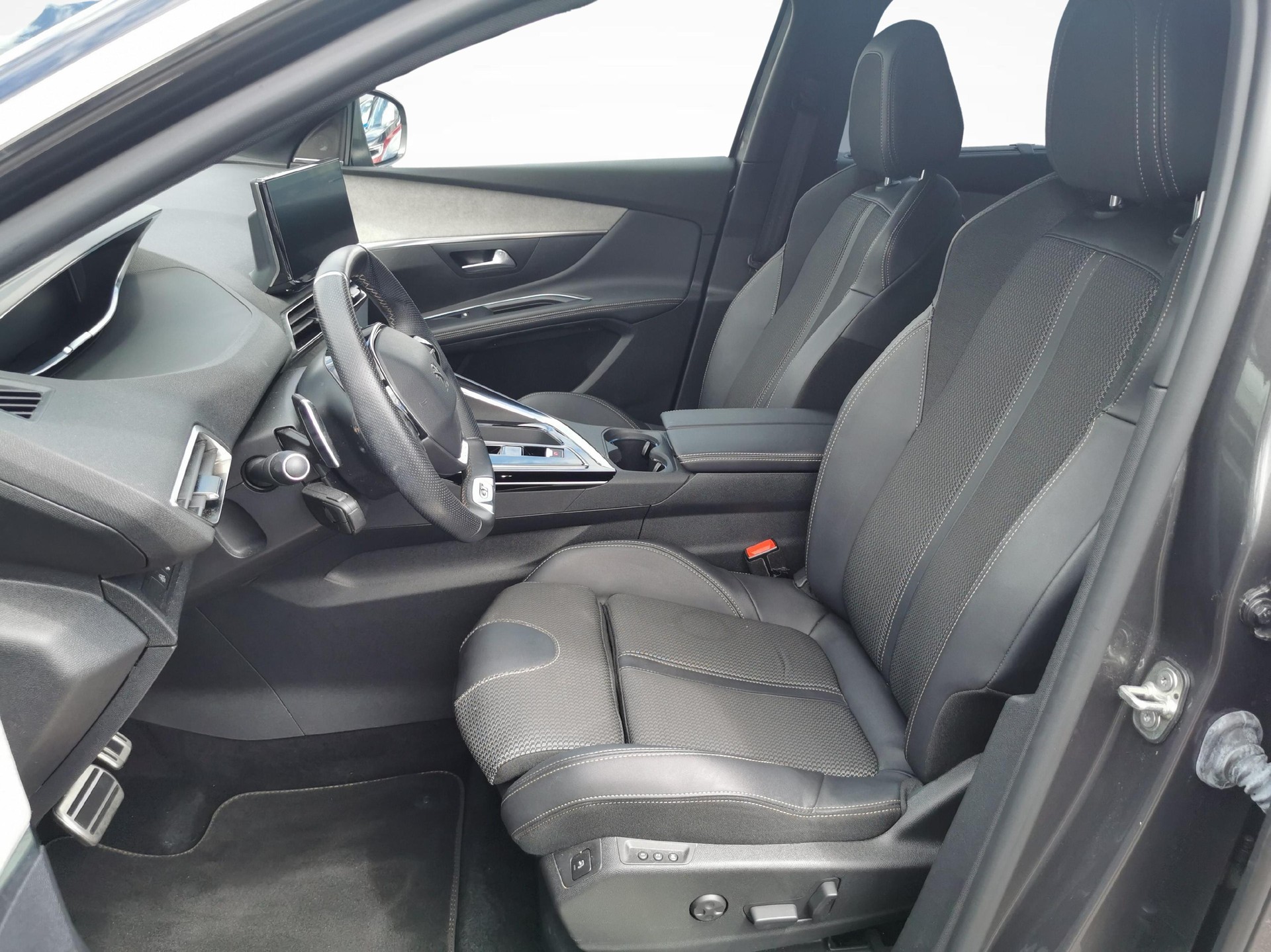 PEUGEOT 5008 1.2 Hybrid GT-image-1