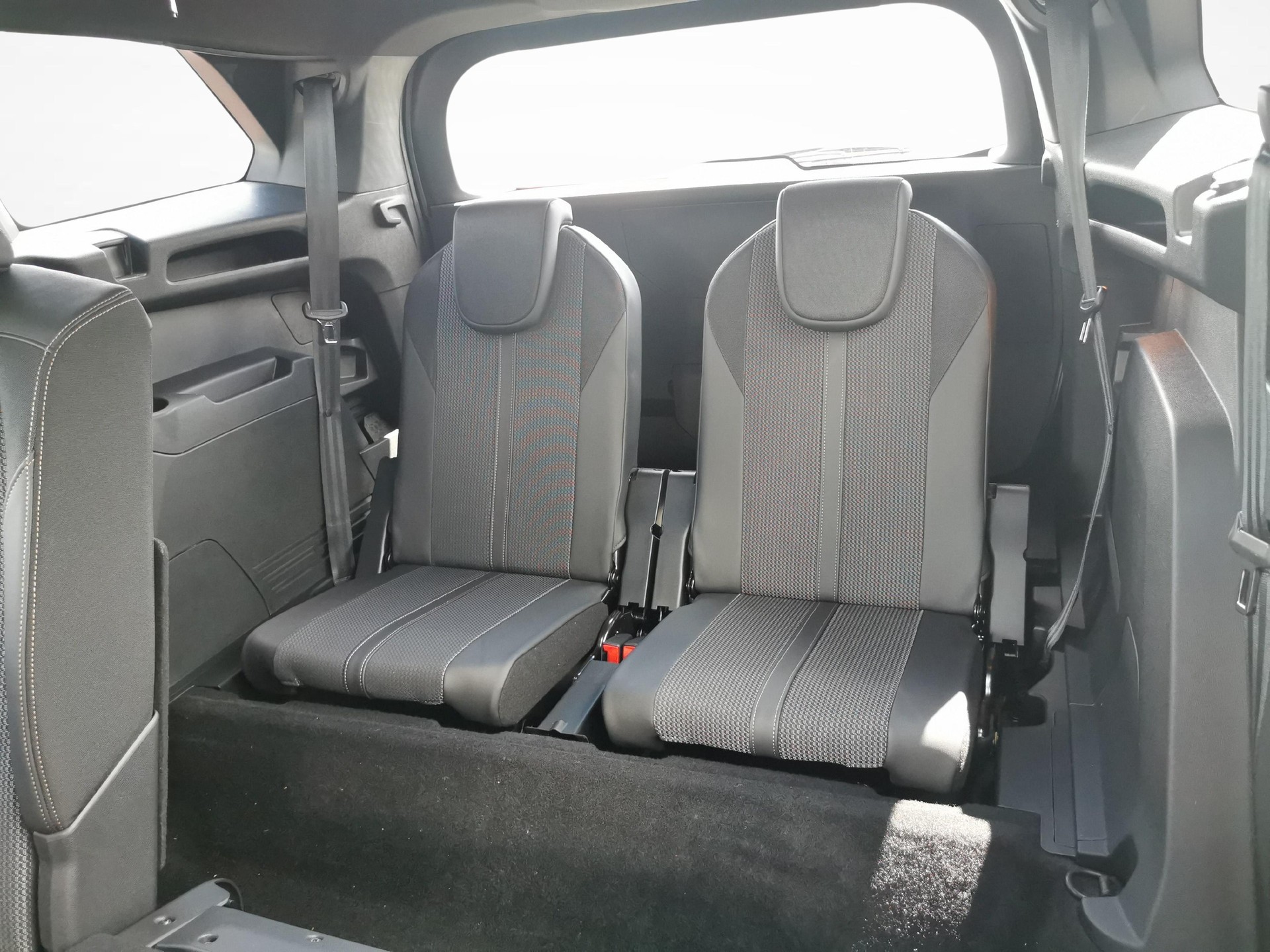 PEUGEOT 5008 1.2 Hybrid GT-image-8