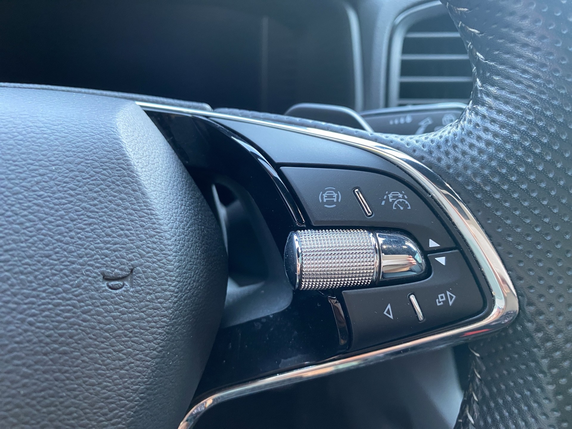SKODA Karoq 2.0 TDI CR Sport Line 4x4 DSG-image-10