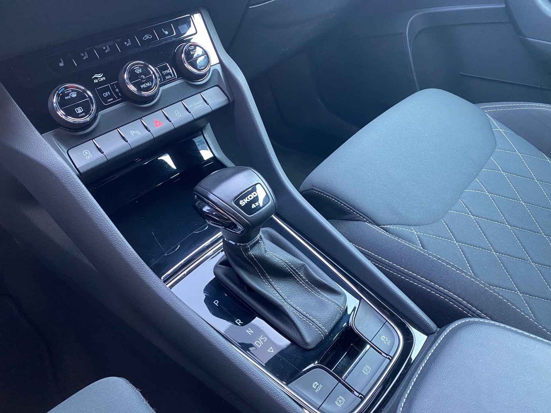 SKODA Karoq 2.0 TDI CR Sport Line 4x4 DSG-image-11