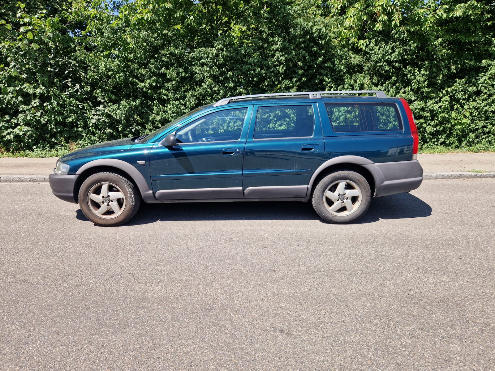 VOLVO V70 2.4T XC AWD-image-4