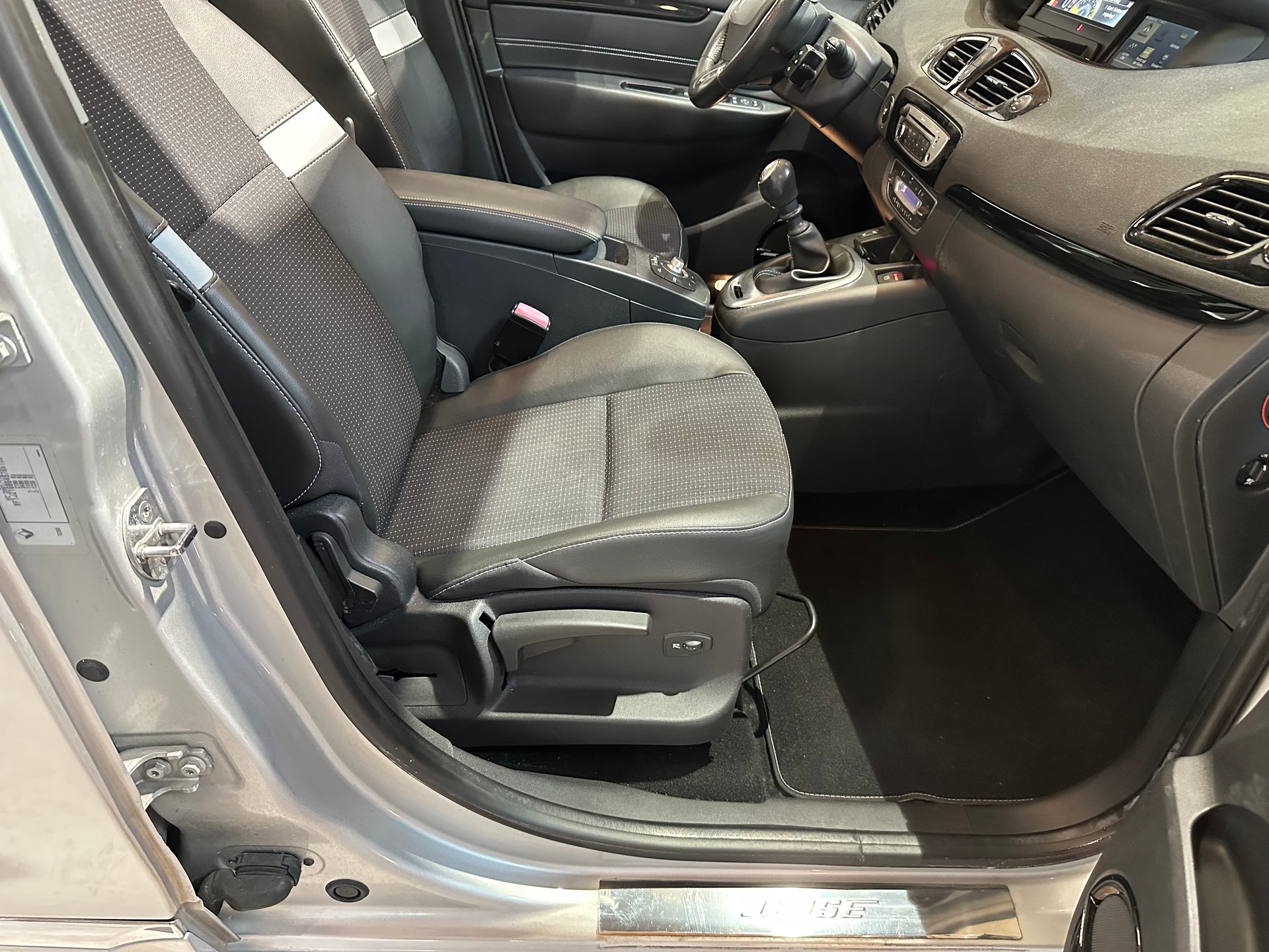 RENAULT Grand Scénic 1.2 16V Turbo Bose Edition/7-Plätzer/Vollausstattung/8 x Aluräder/Frisch ab MFK und Service-image-14
