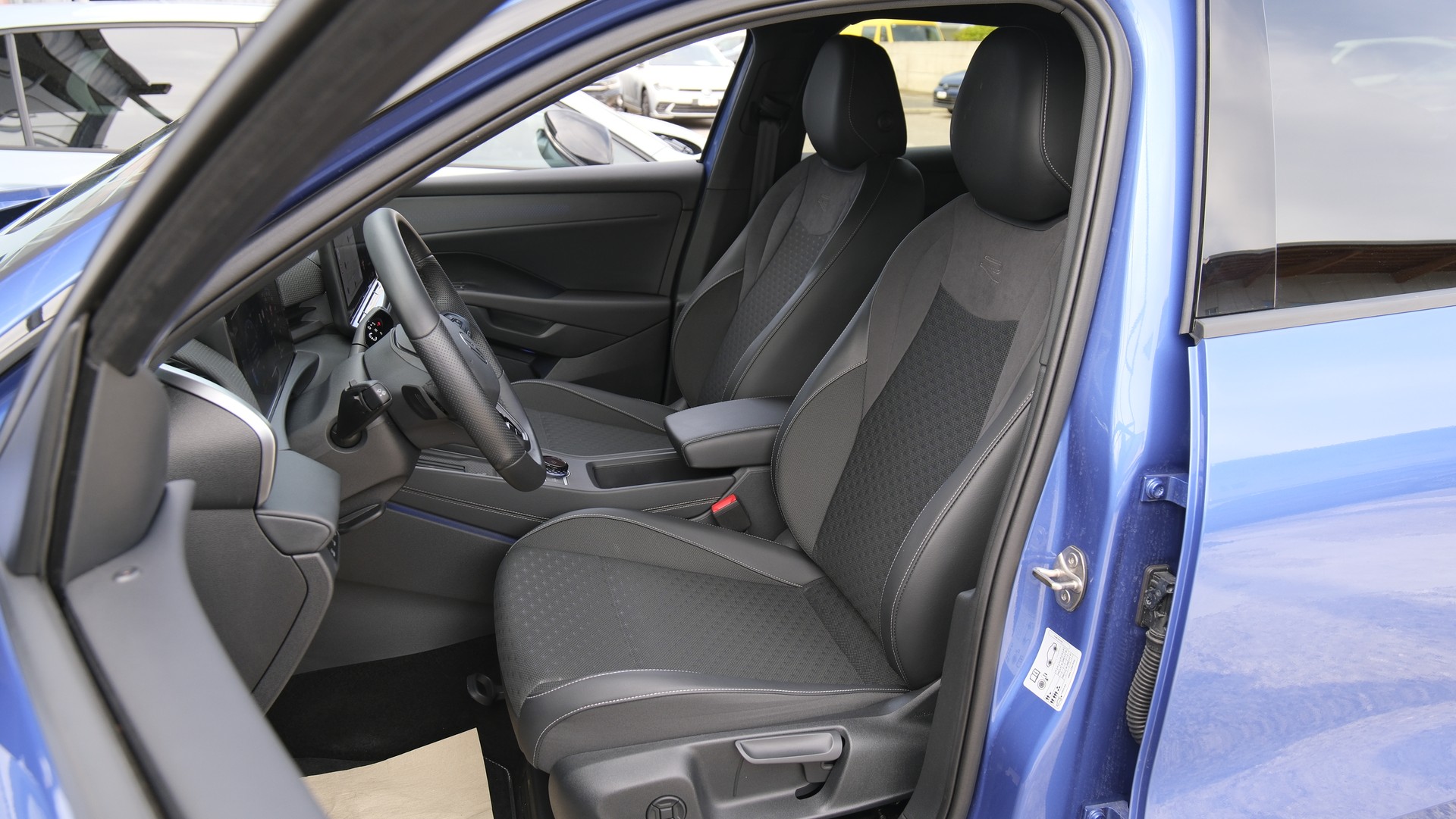 VW T-Roc 1.5 eTSI mHEV R-Line DSG-showroom-element-3