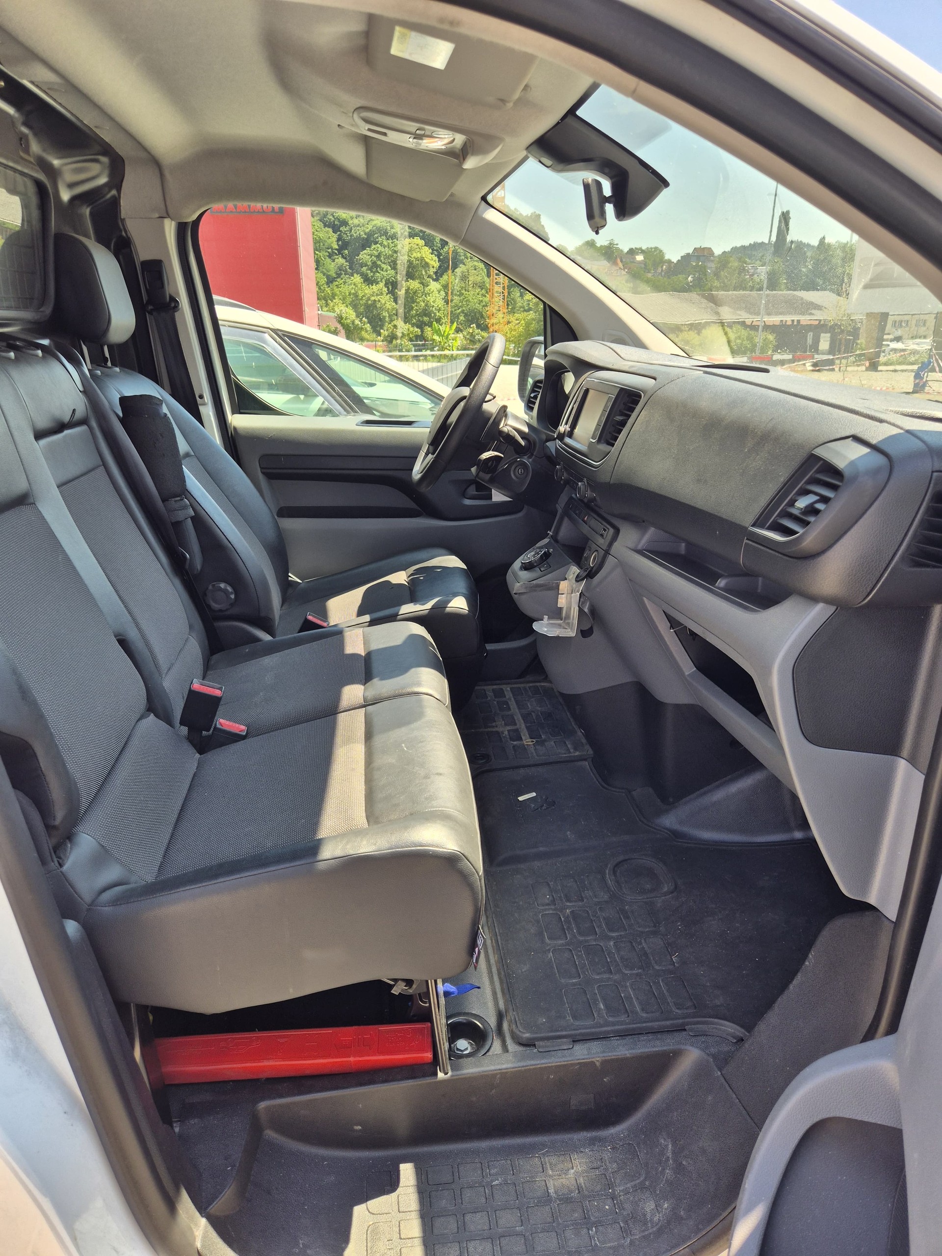PEUGEOT Expert 2.0 BlueHDi 180 S&S Allure Compact EAT8-image-7