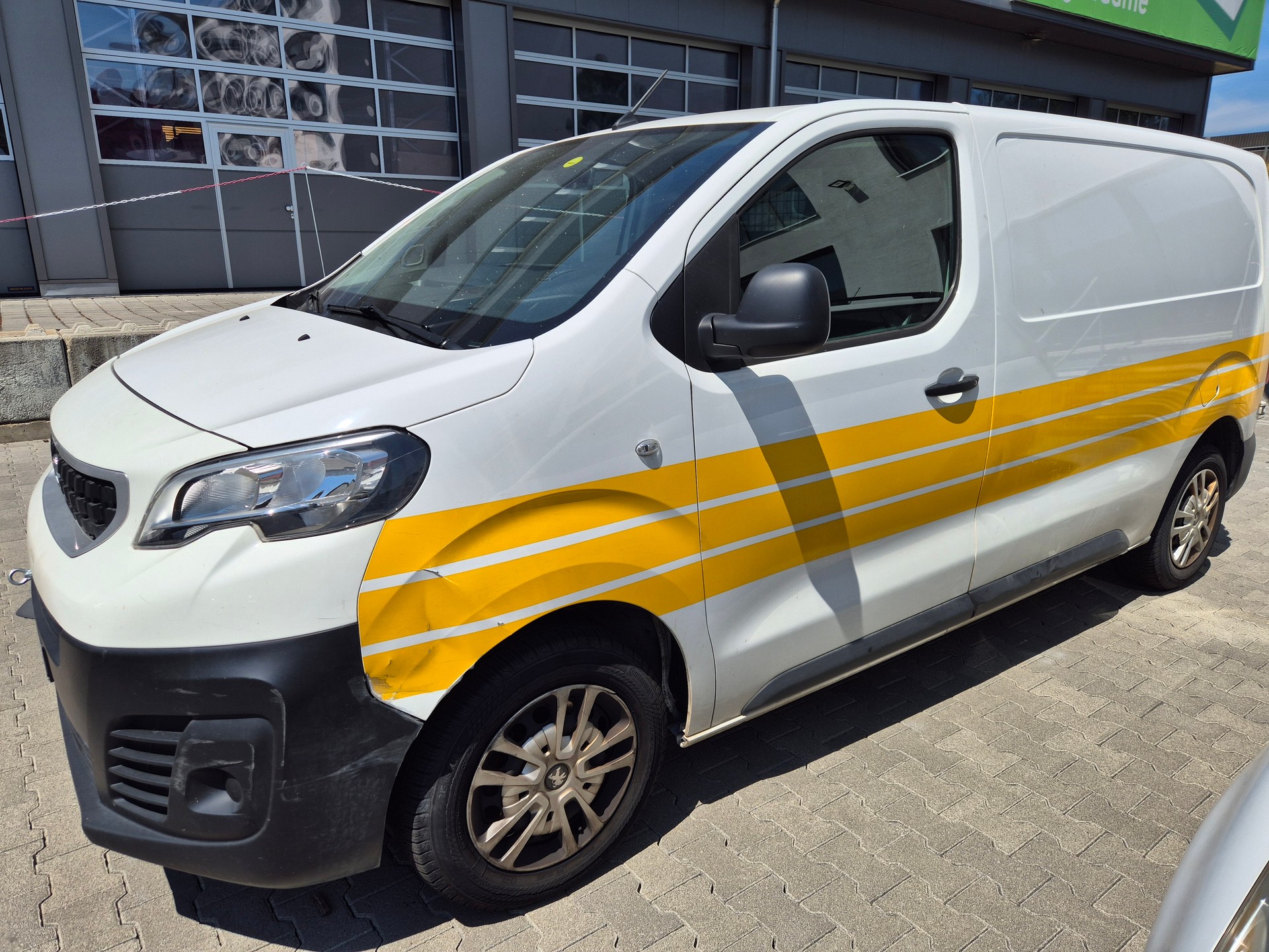 PEUGEOT Expert 2.0 BlueHDi 180 S&S Allure Compact EAT8-image-2
