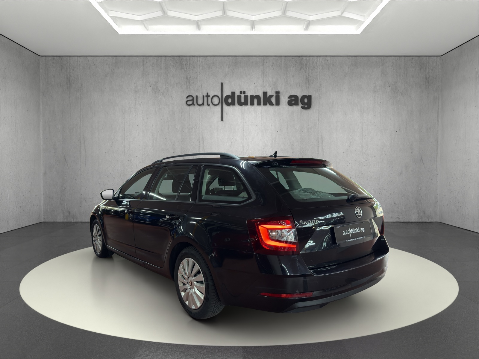 SKODA Octavia Combi 1.6 TDI Ambition DSG-image-1