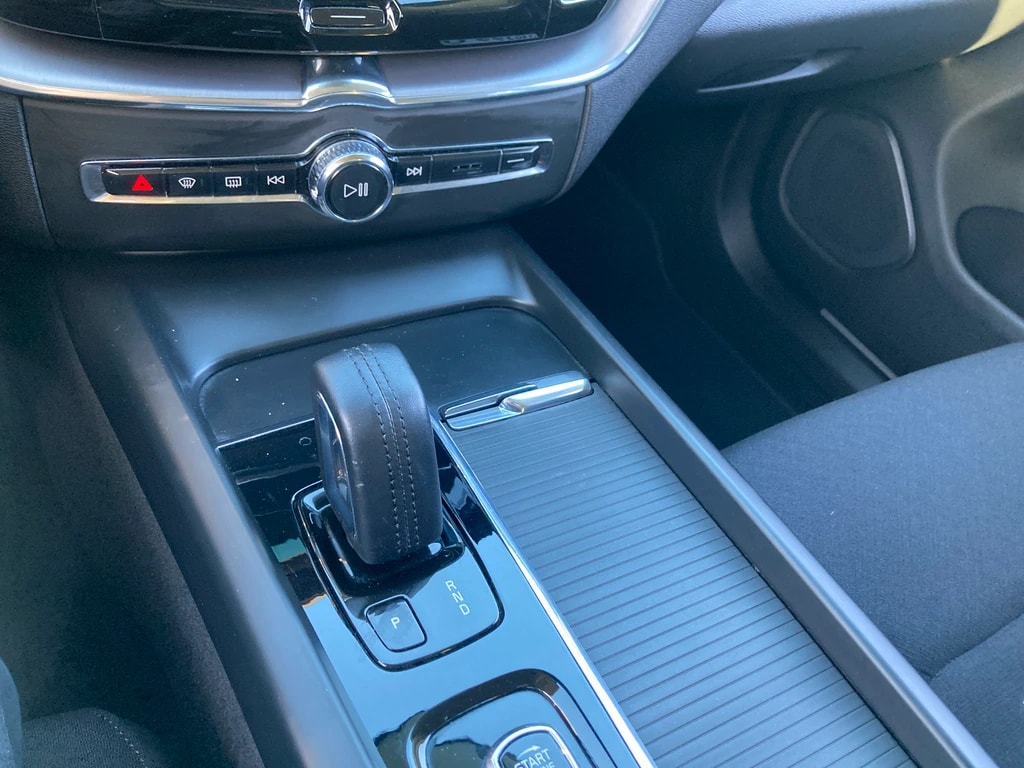 VOLVO XC60 B5 Benzin Mild Hybrid AWD Momentum Geartronic mit Anhängerkupplung-image-12