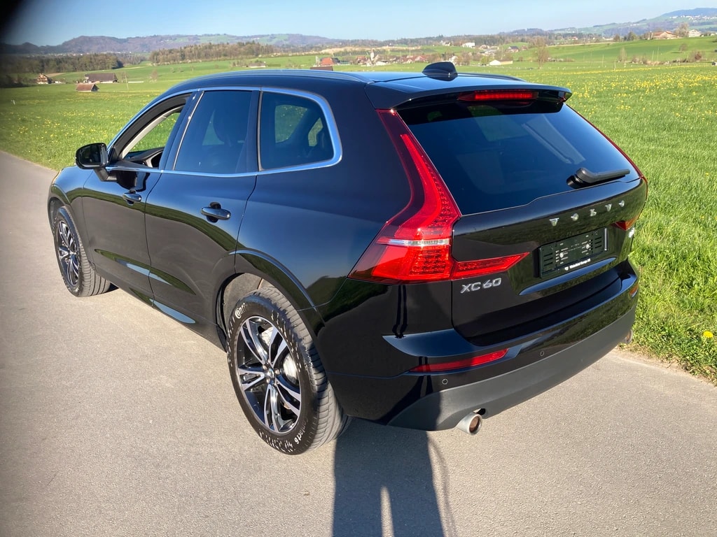 VOLVO XC60 B5 Benzin Mild Hybrid AWD Momentum Geartronic mit Anhängerkupplung-image-3