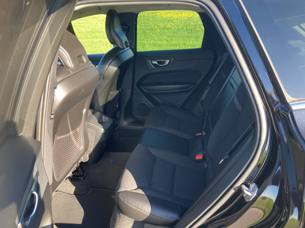 VOLVO XC60 B5 Benzin Mild Hybrid AWD Momentum Geartronic mit Anhängerkupplung-image-8