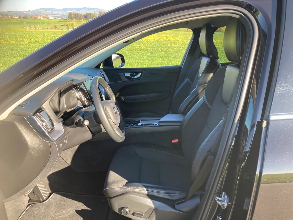 VOLVO XC60 B5 Benzin Mild Hybrid AWD Momentum Geartronic mit Anhängerkupplung-image-9