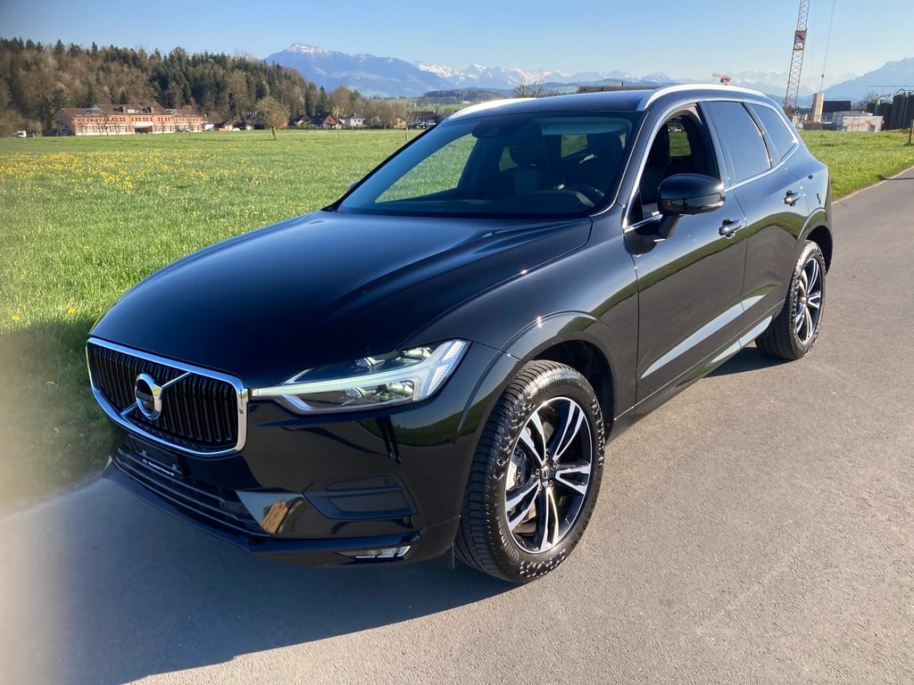 VOLVO XC60 B5 Benzin Mild Hybrid AWD Momentum Geartronic mit Anhängerkupplung-image-0