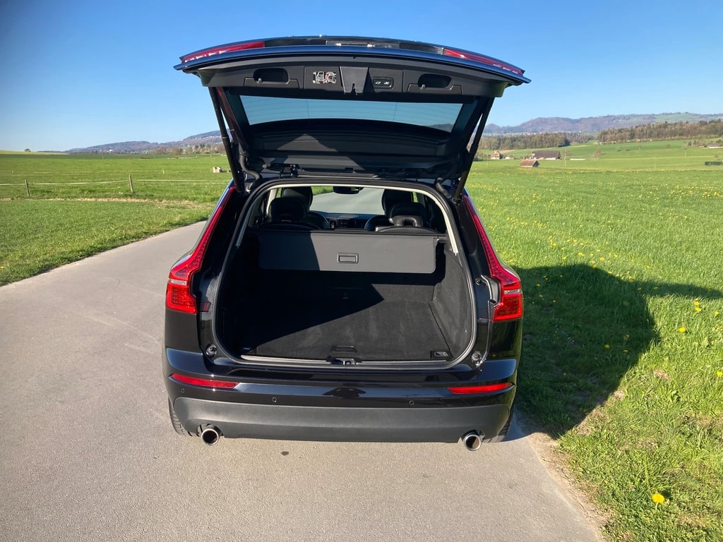 VOLVO XC60 B5 Benzin Mild Hybrid AWD Momentum Geartronic mit Anhängerkupplung-image-5