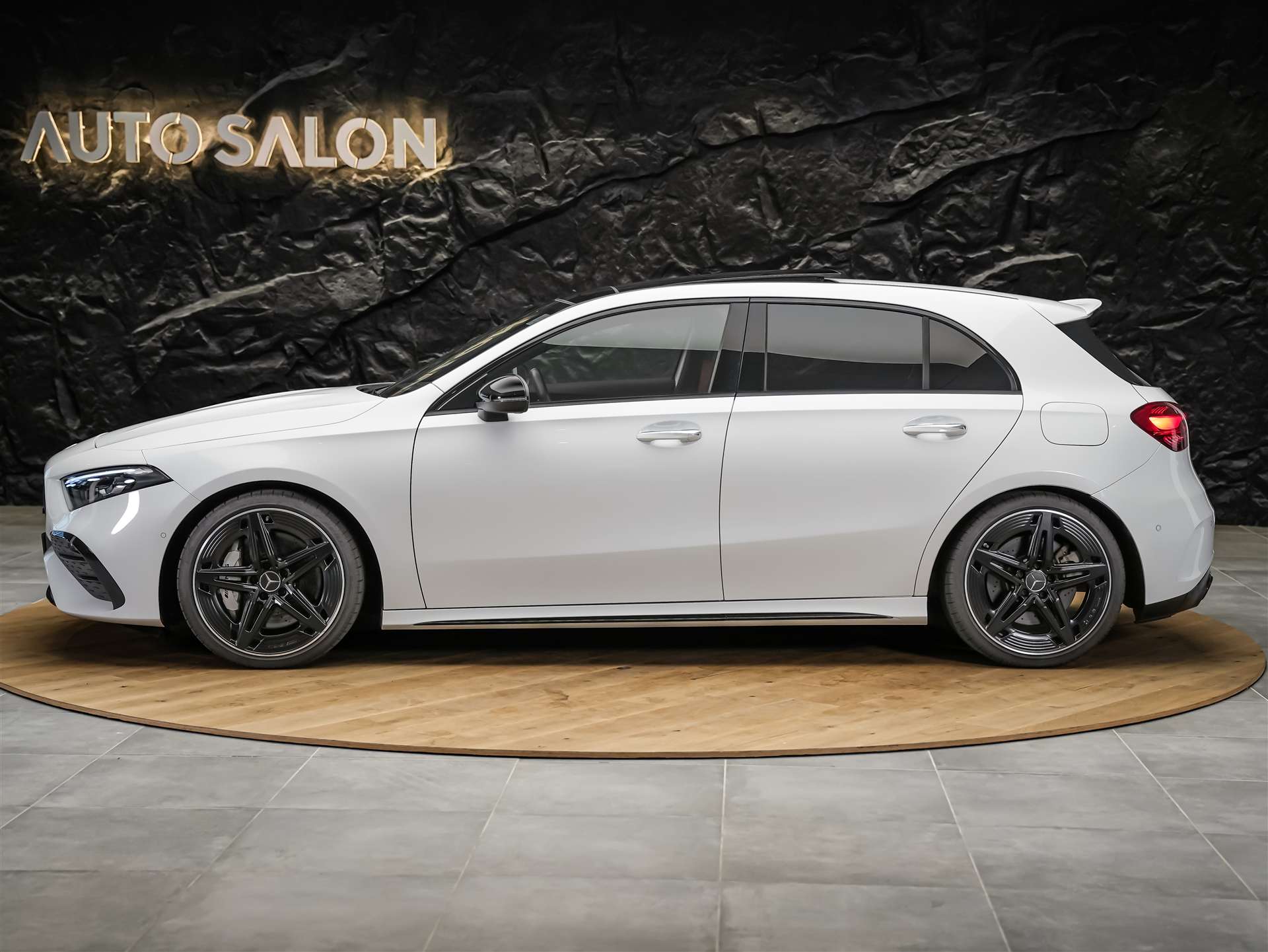 MERCEDES-BENZ A 35 AMG 4Matic 8G-DCT *Panorama*Assistenten*Multibeam-LED*-image-1