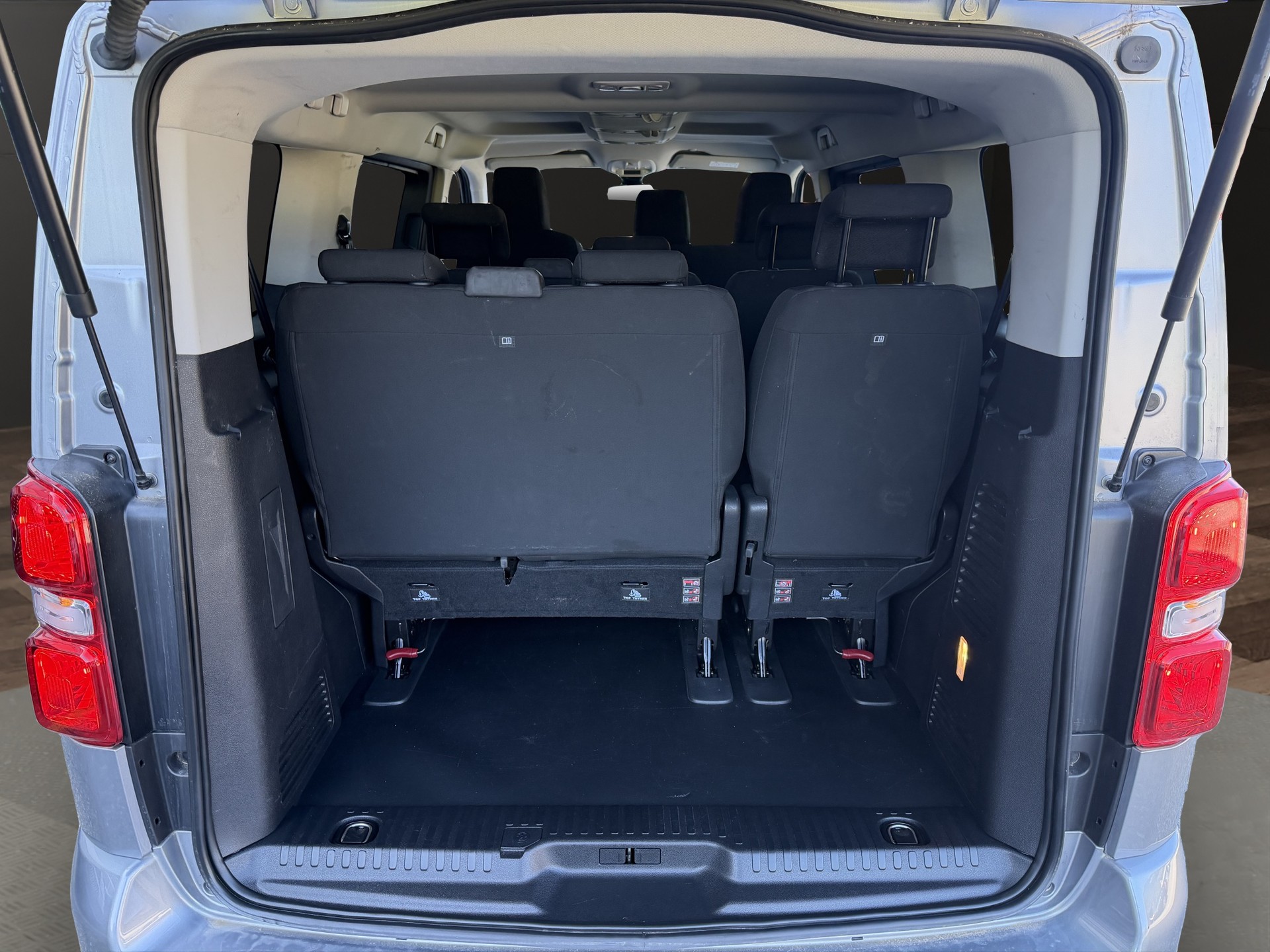 PEUGEOT Traveller 2.0 BlueHDi Business Standard EAT8-image-7