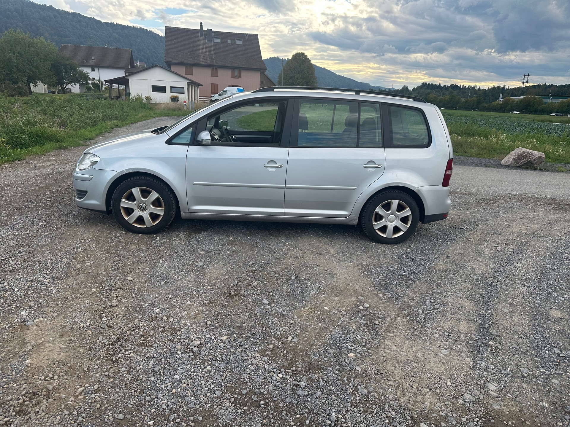 VW Touran 1.9 TDI Trendline DSG-image-1