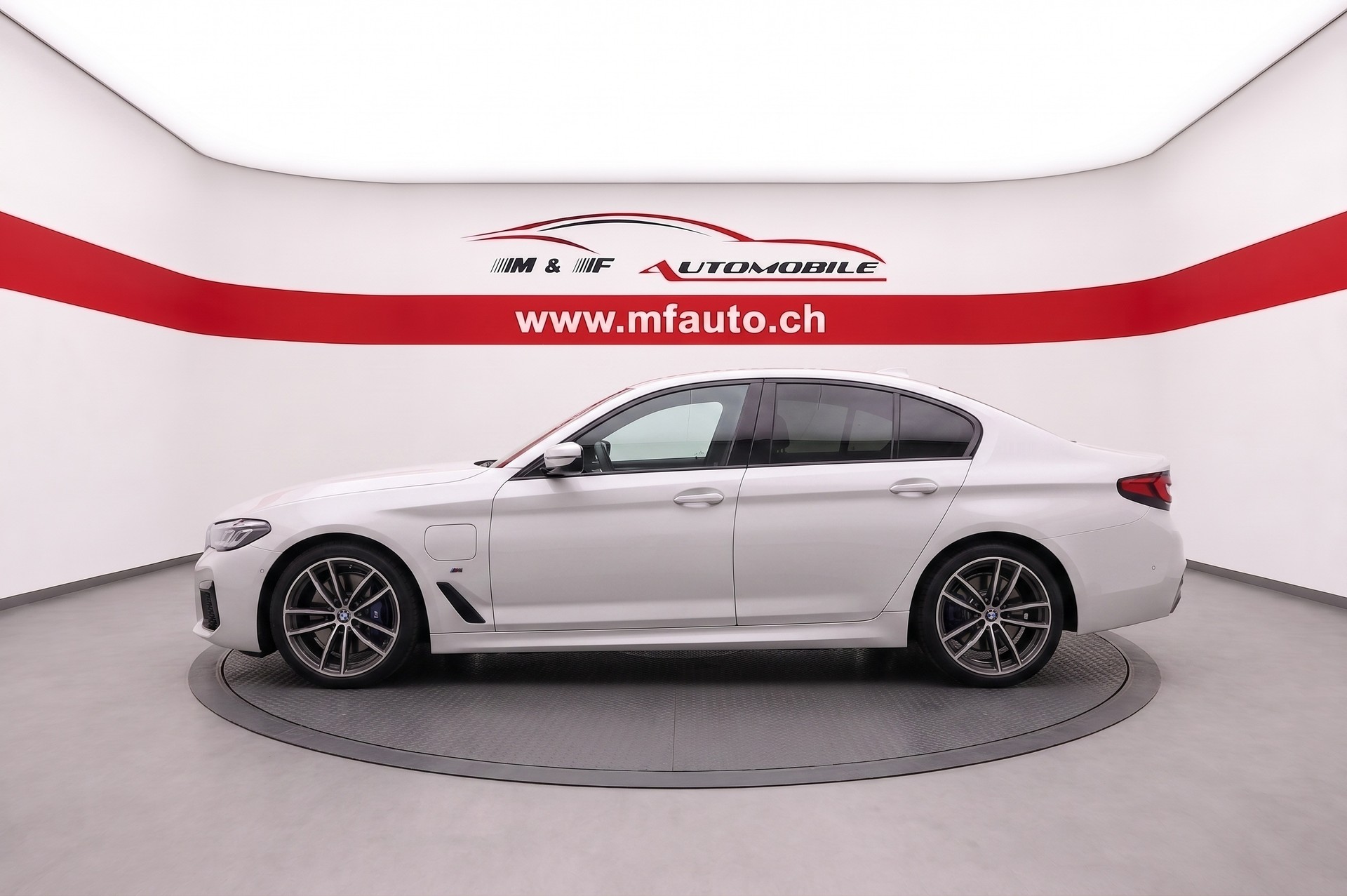 BMW 530e xDrive SAG M-SPORT PRO * CH FAHRZEUG AUS 1. HAND * Harman/Kardon * Parking Assistant Plus *-image-4