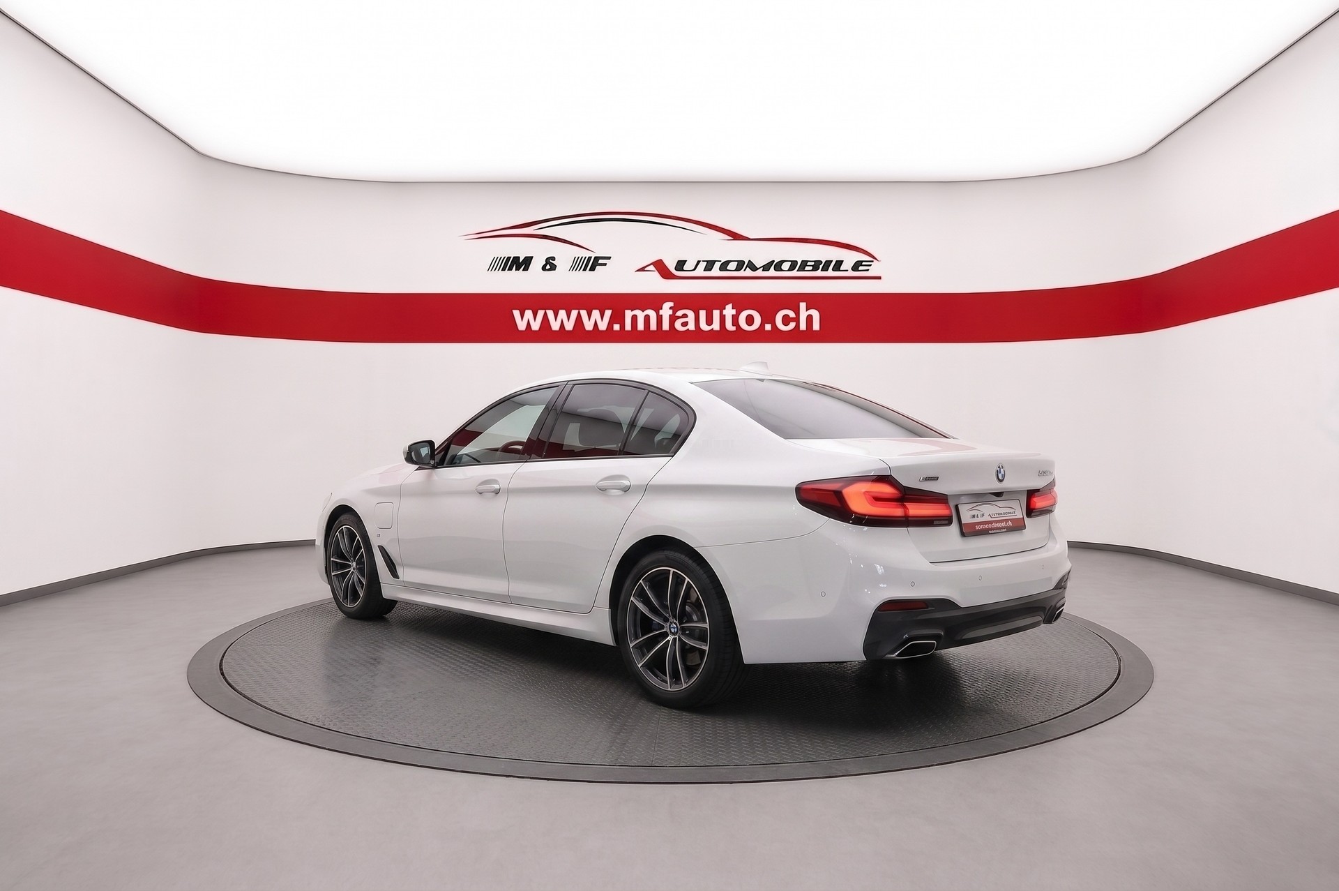 BMW 530e xDrive SAG M-SPORT PRO * CH FAHRZEUG AUS 1. HAND * Harman/Kardon * Parking Assistant Plus *-image-3