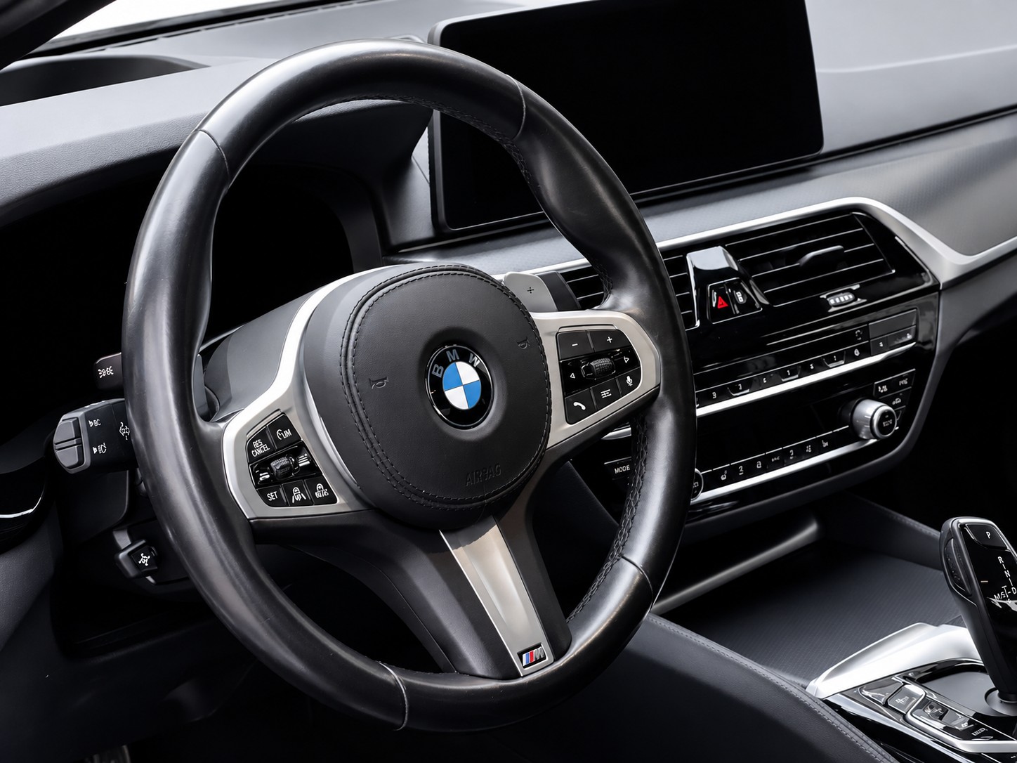 BMW 530e xDrive SAG M-SPORT PRO * CH FAHRZEUG AUS 1. HAND * Harman/Kardon * Parking Assistant Plus *-image-20