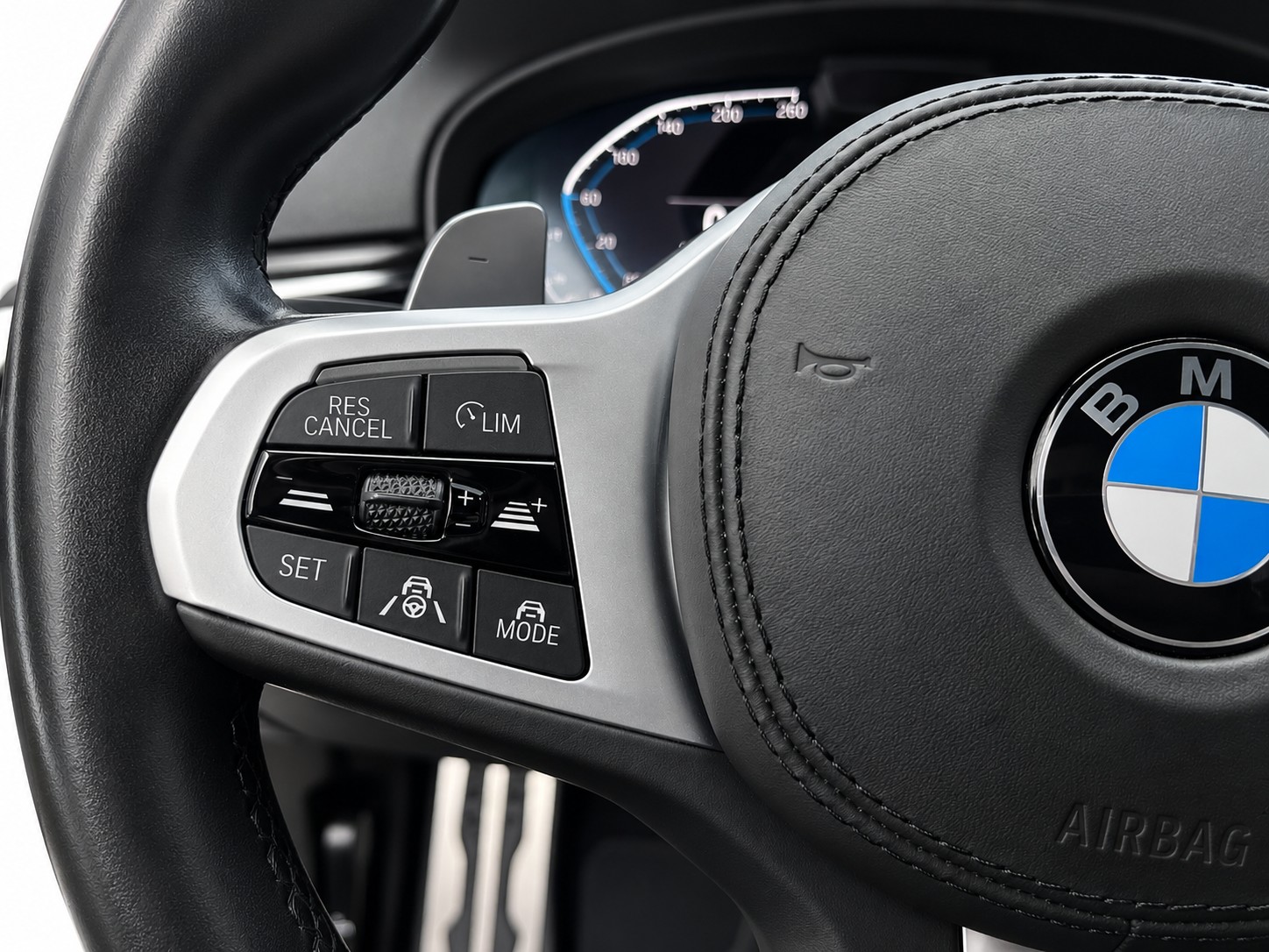 BMW 530e xDrive SAG M-SPORT PRO * CH FAHRZEUG AUS 1. HAND * Harman/Kardon * Parking Assistant Plus *-image-28