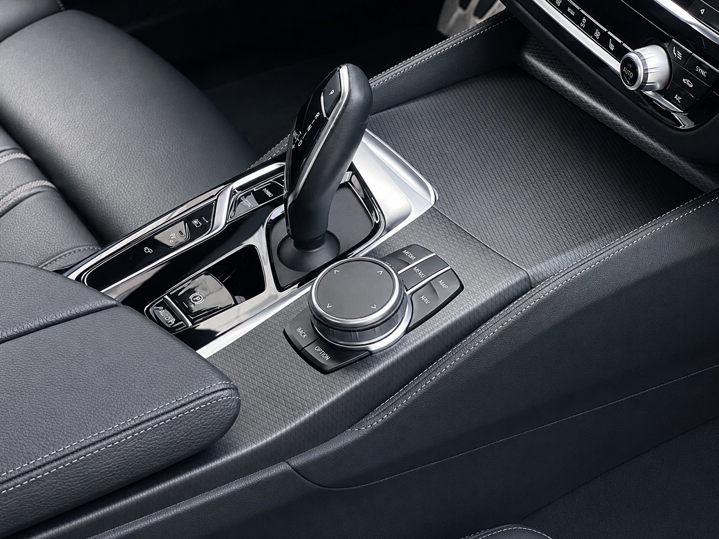 BMW 530e xDrive SAG M-SPORT PRO * CH FAHRZEUG AUS 1. HAND * Harman/Kardon * Parking Assistant Plus *-image-23